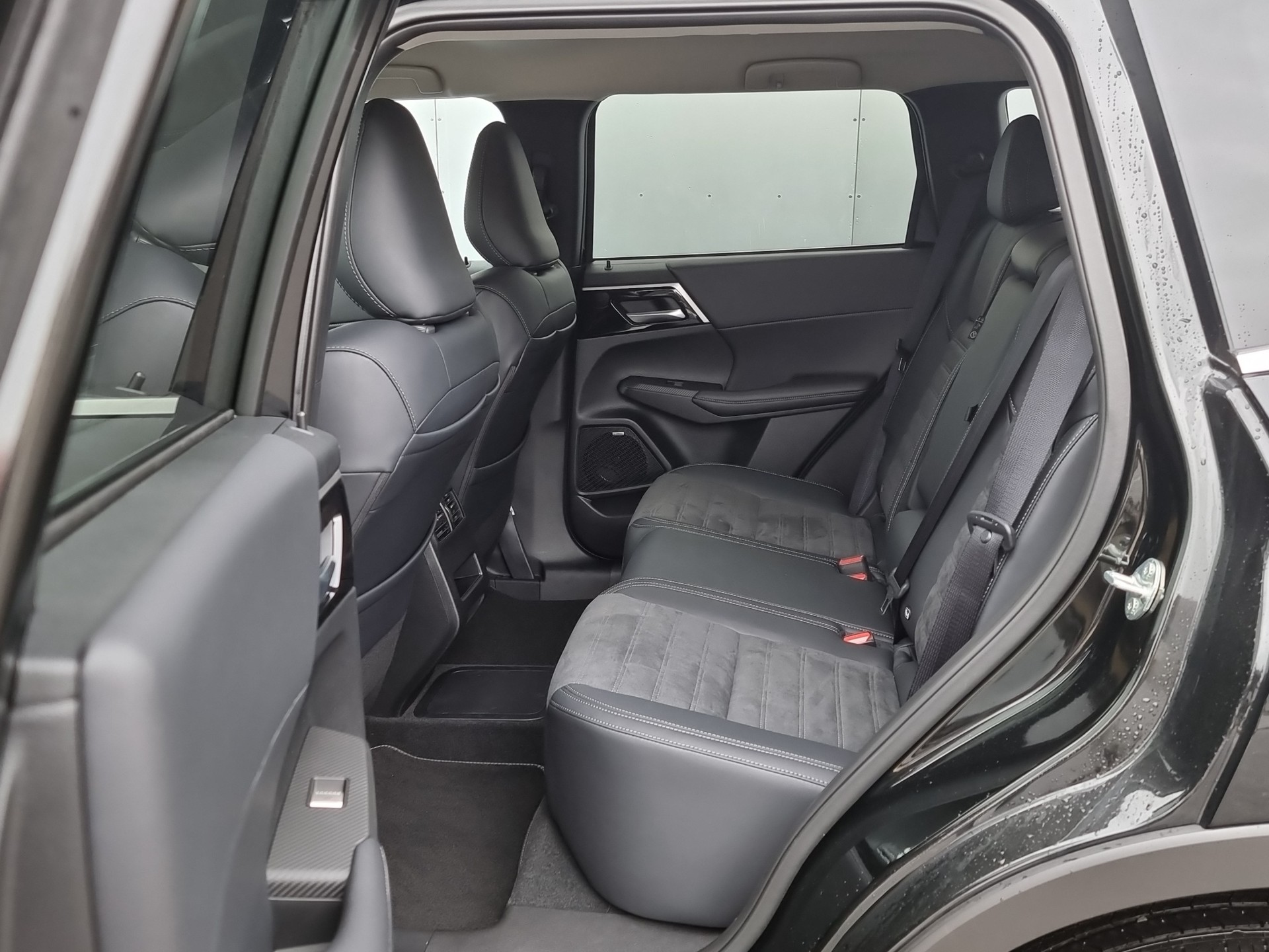 MITSUBISHI Outlander 2.4 PHEV Invite 4x4-image-14