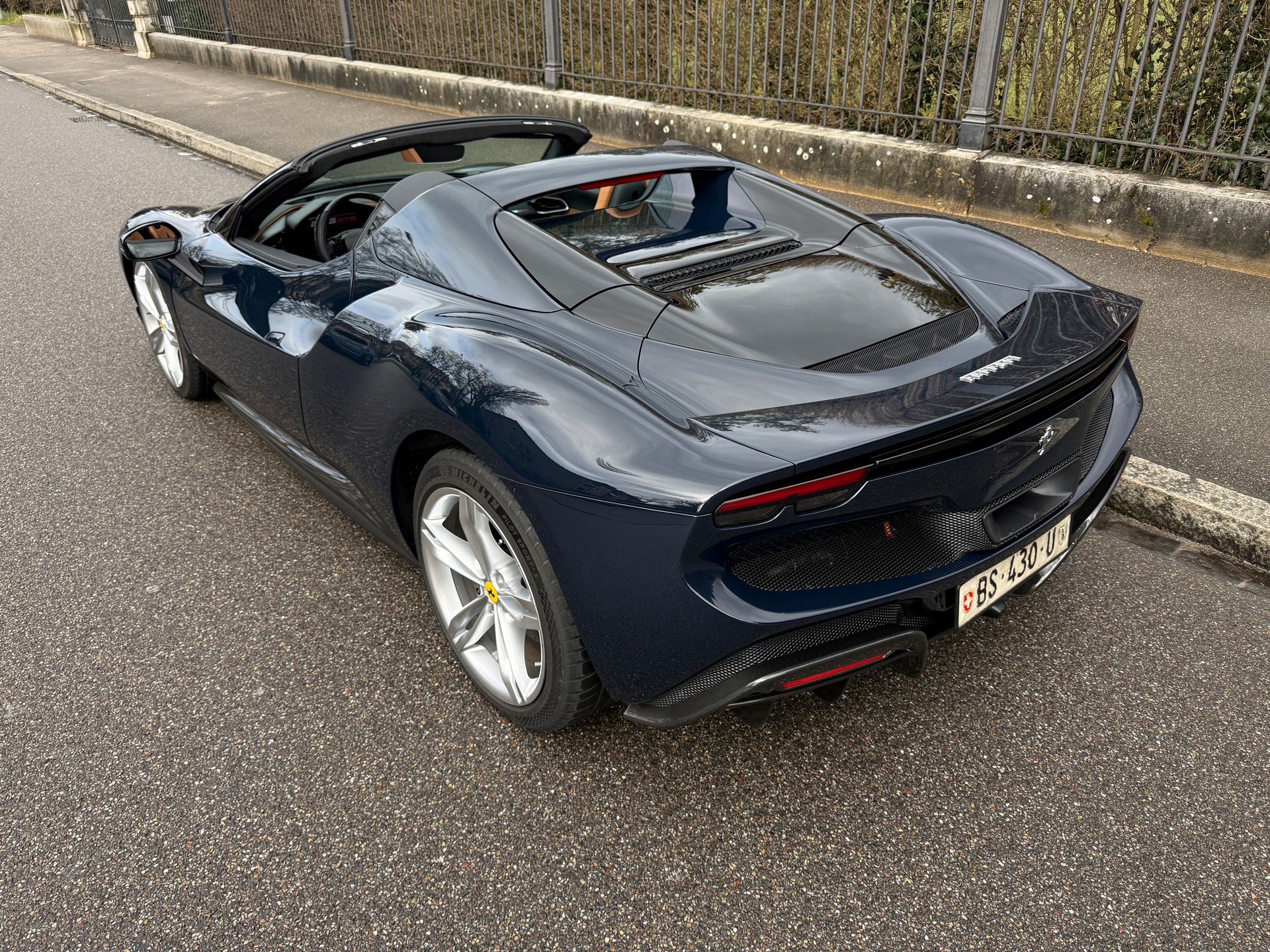 FERRARI 296 GTS-showroom-element-1