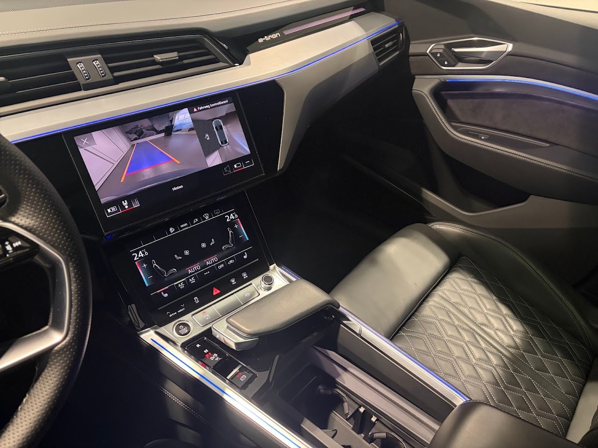 AUDI e-tron 55 Sportback S Line quattro-image-10