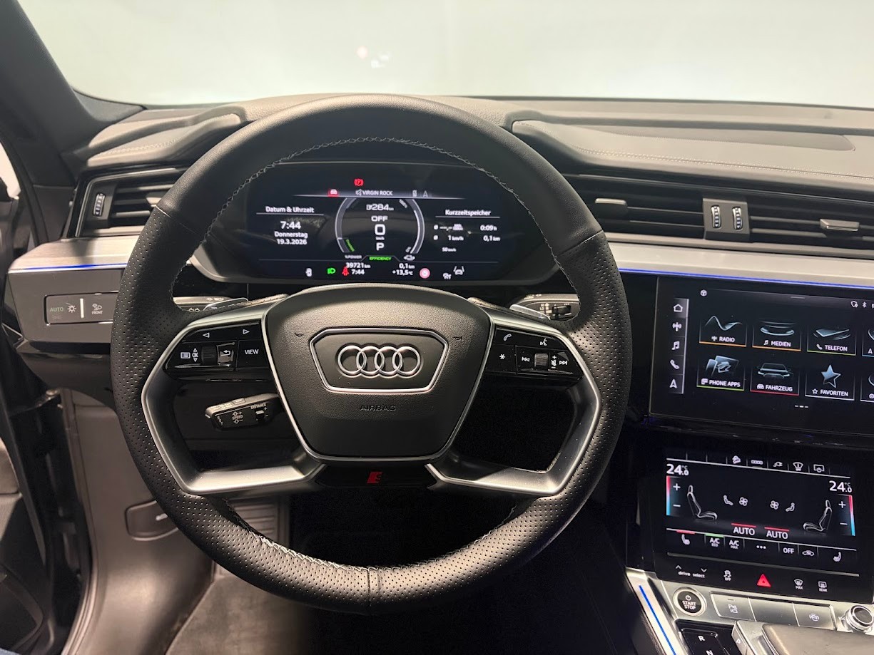 AUDI e-tron 55 Sportback S Line quattro-image-5