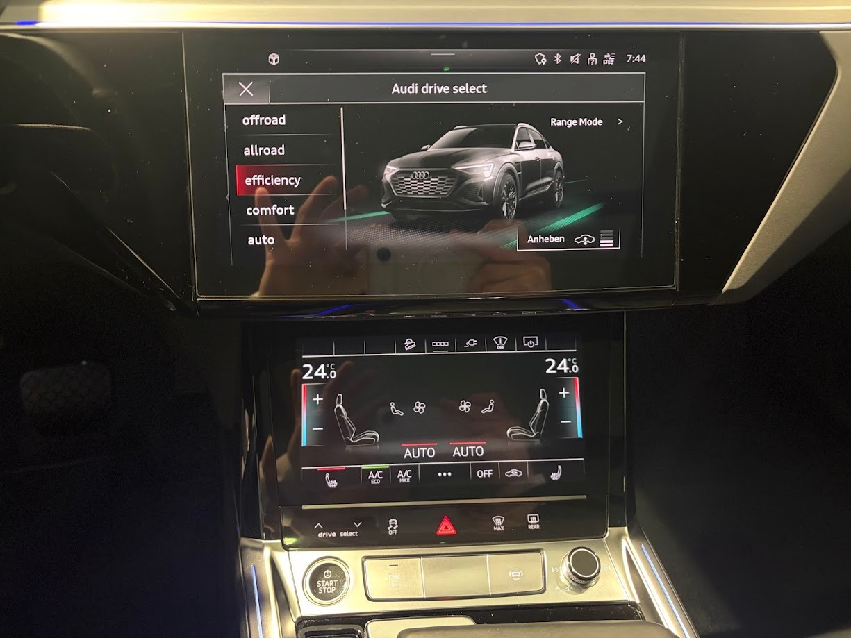 AUDI e-tron 55 Sportback S Line quattro-image-8