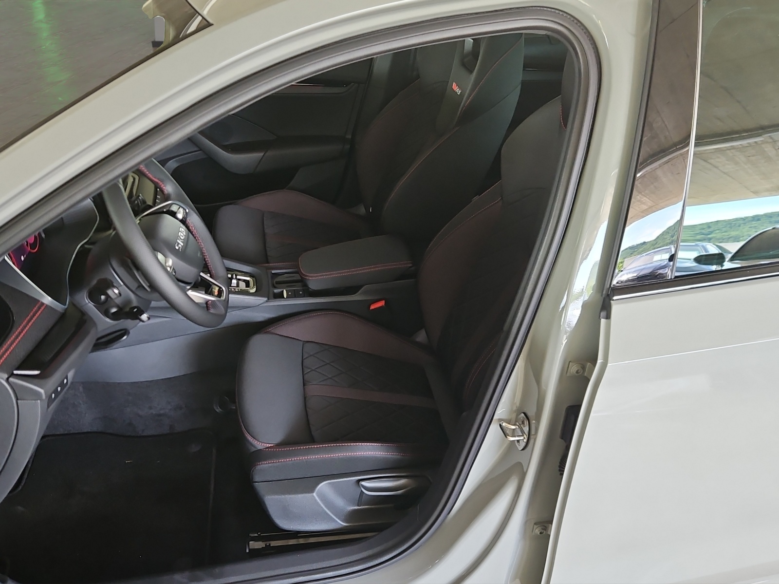 SKODA Octavia Combi 2.0 TSI DSG RS-image-8