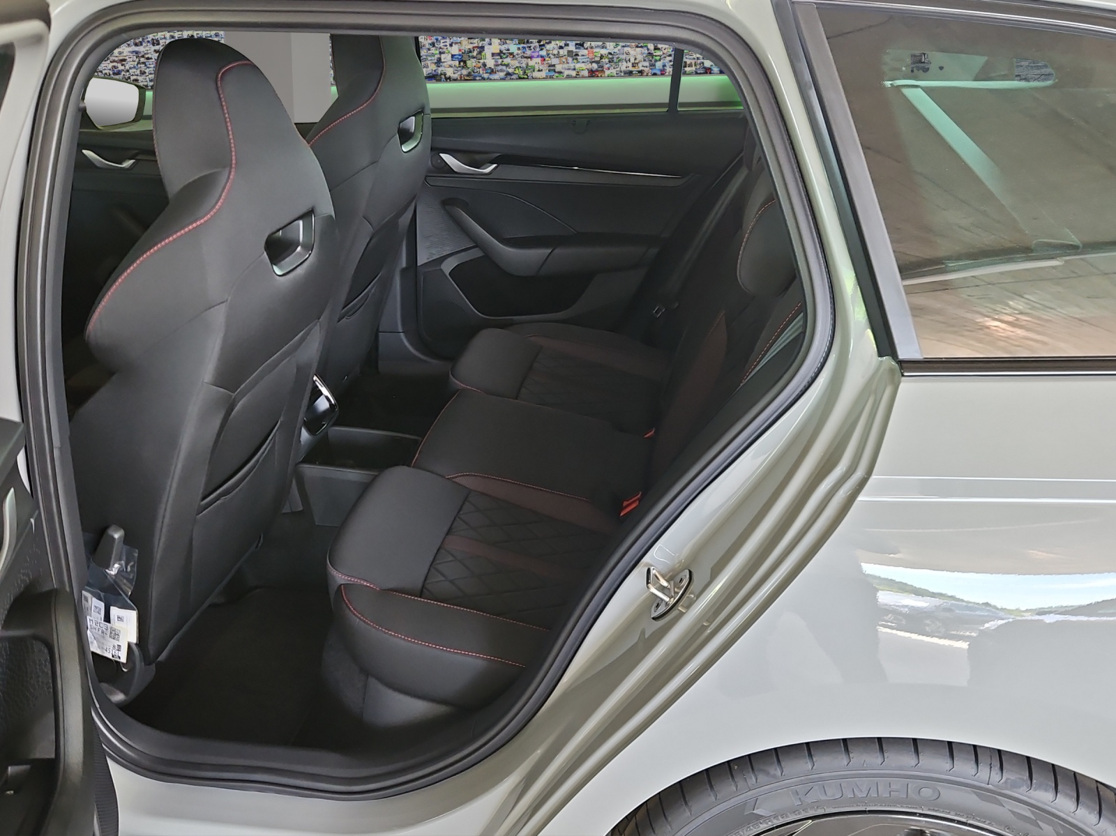 SKODA Octavia Combi 2.0 TSI DSG RS-image-9