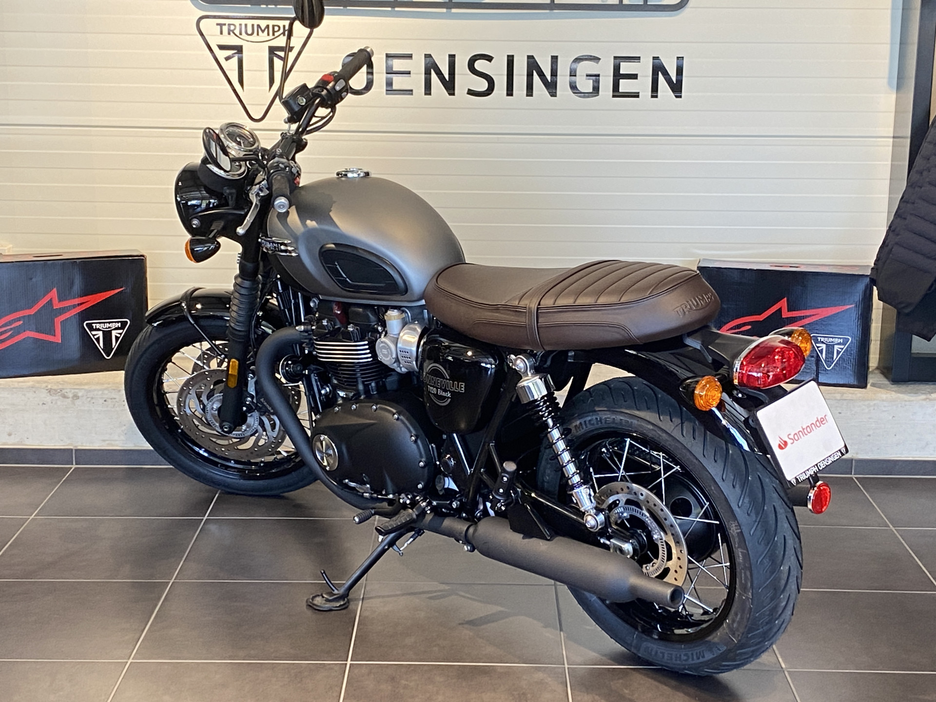 TRIUMPH Bonneville T120 Black (4.49 % Power Leasing - Gültig bis 30.06.2026)-showroom-element-3