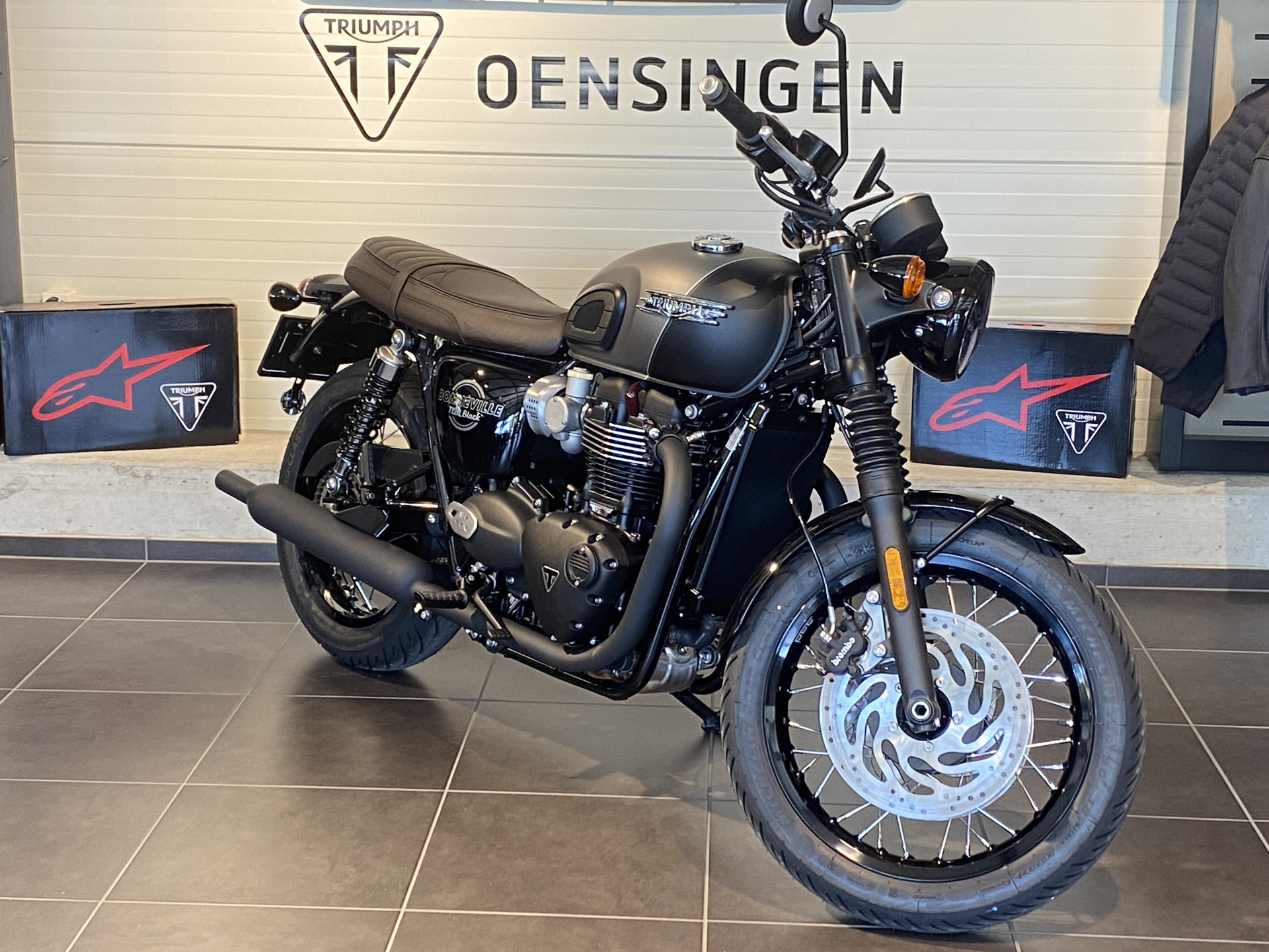 TRIUMPH Bonneville T120 Black (4.49 % Power Leasing - Gültig bis 30.06.2026)-showroom-element-2