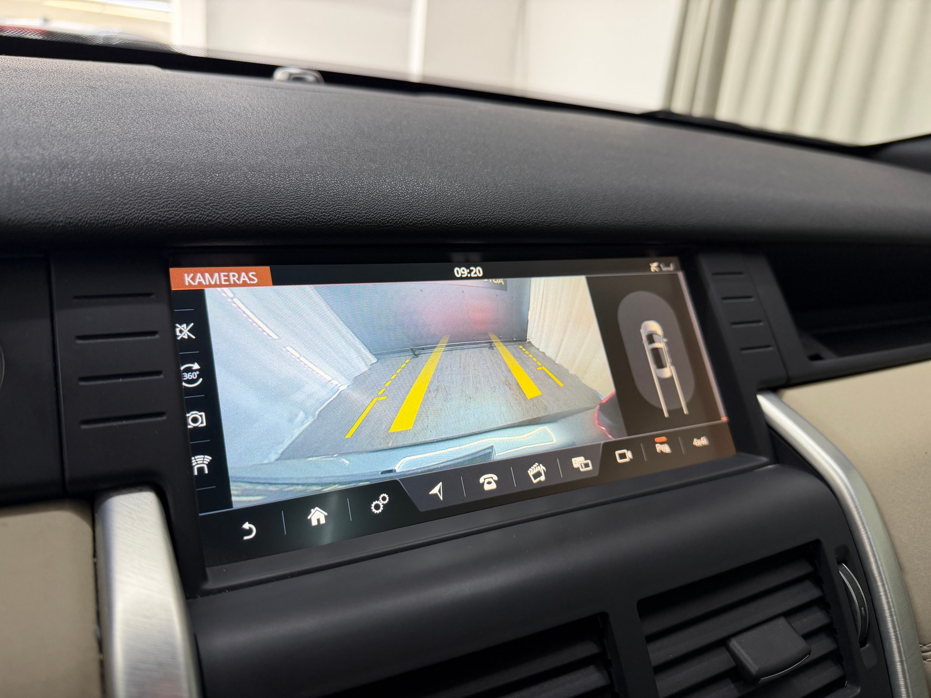 LAND ROVER Discovery Sport 2.0 TD4 HSE AT9-image-16