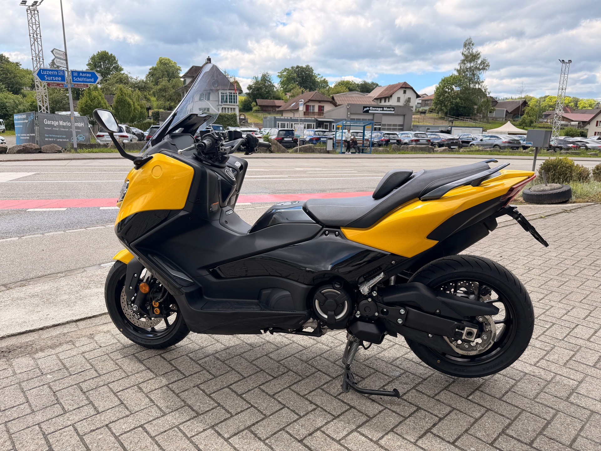 YAMAHA T-MAX XP 560-showroom-element-1