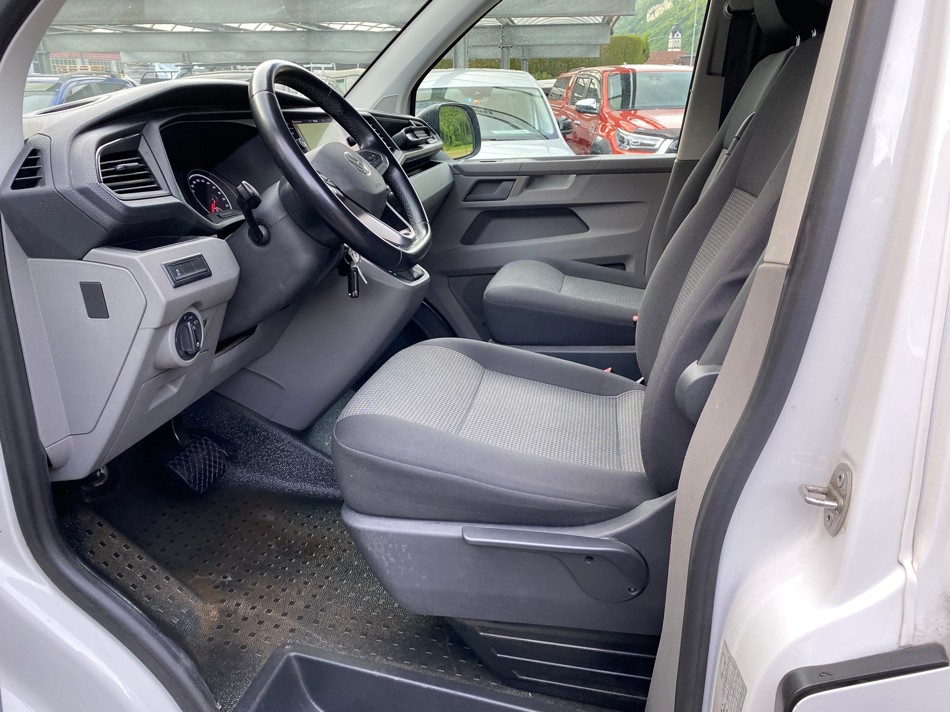 VW T6.1 2.0 TDI 4Motion DSG-image-2