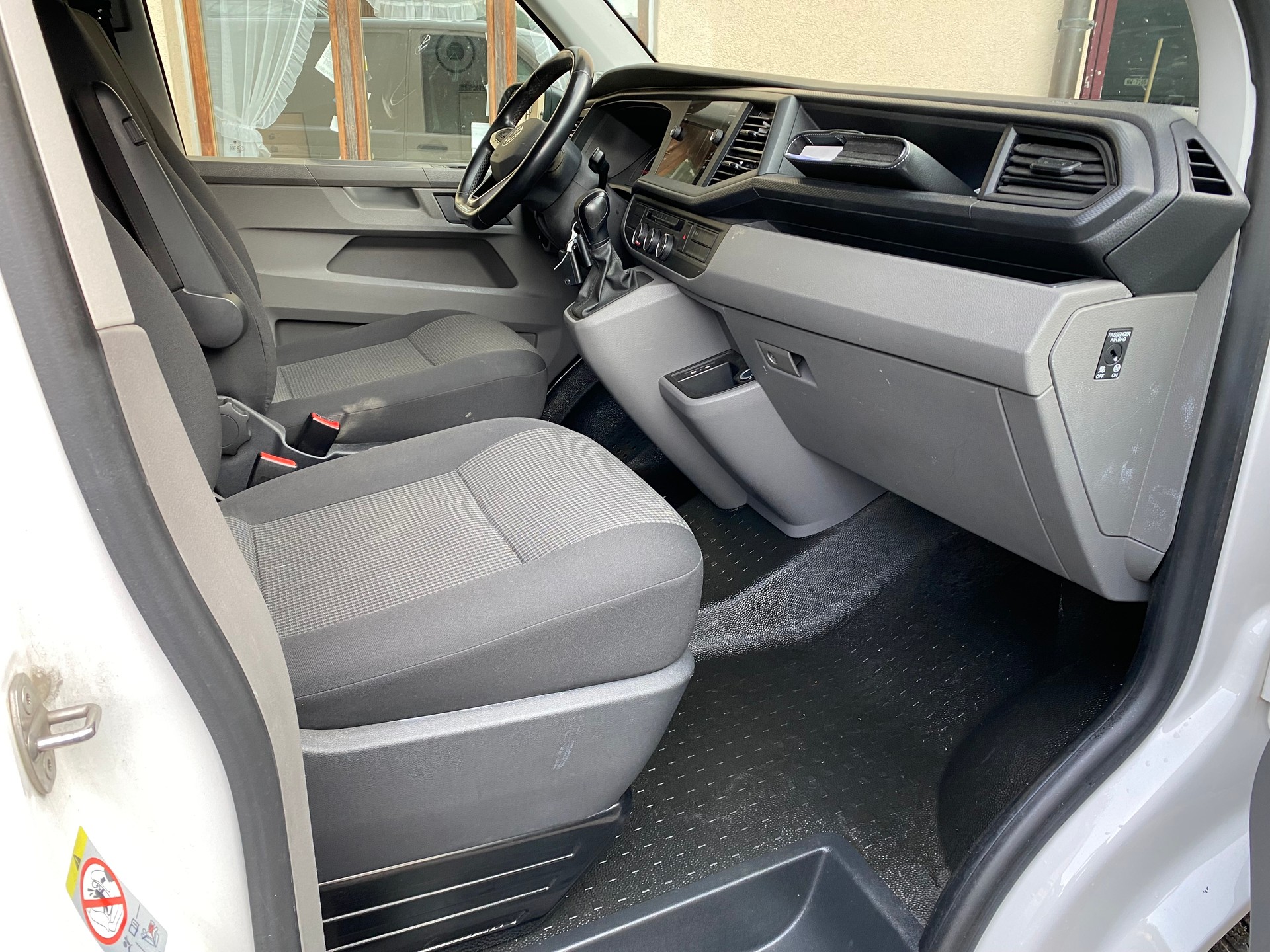 VW T6.1 2.0 TDI 4Motion DSG-image-5