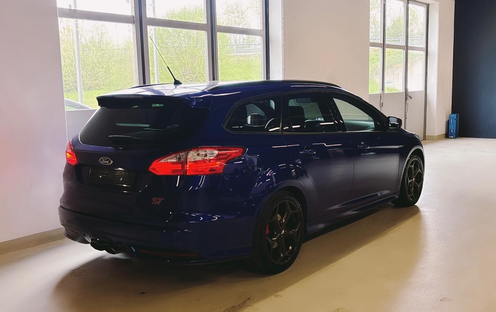 FORD Focus 2.0 SCTi ST-3-image-8