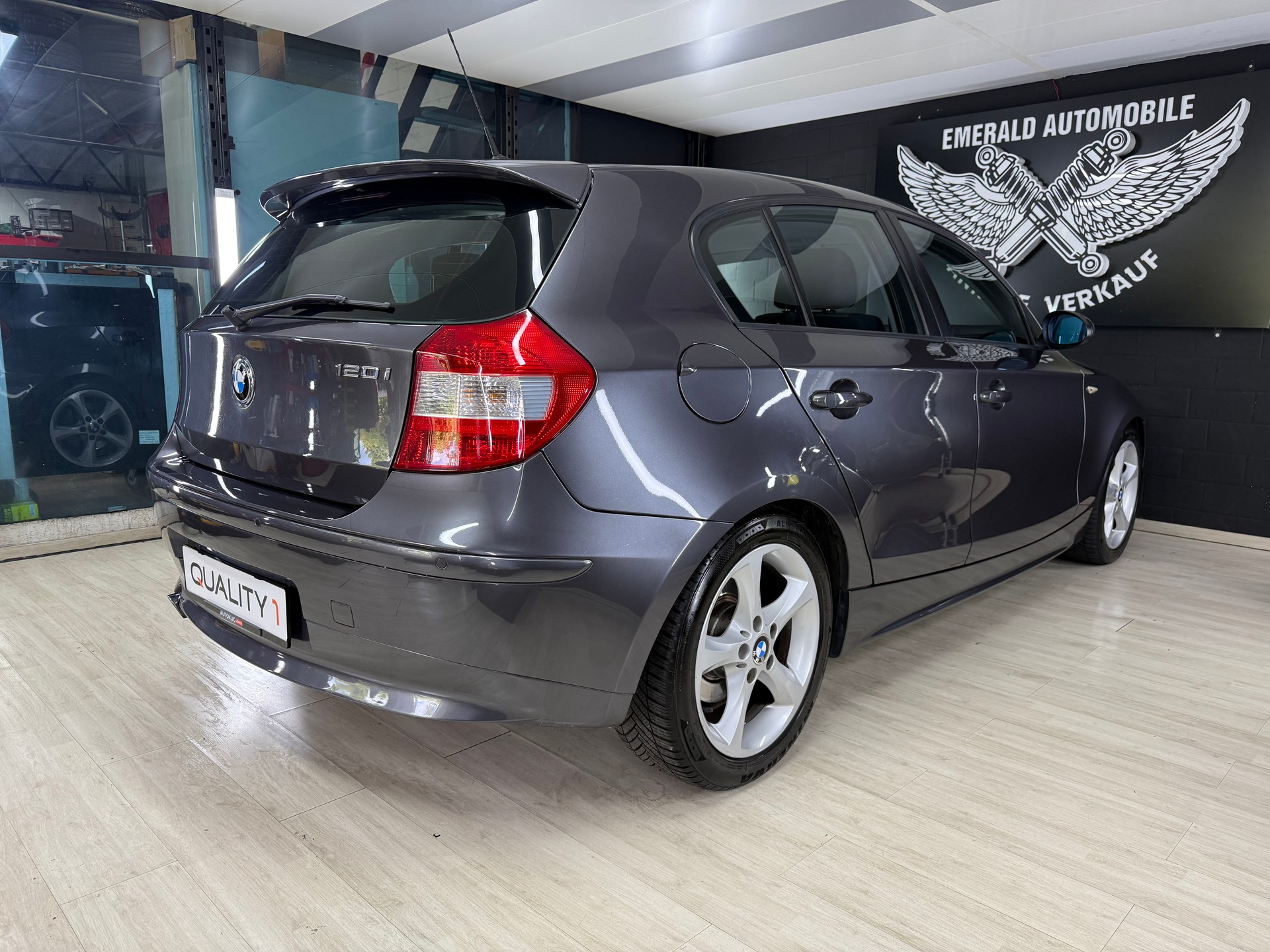 BMW 120i-image-8