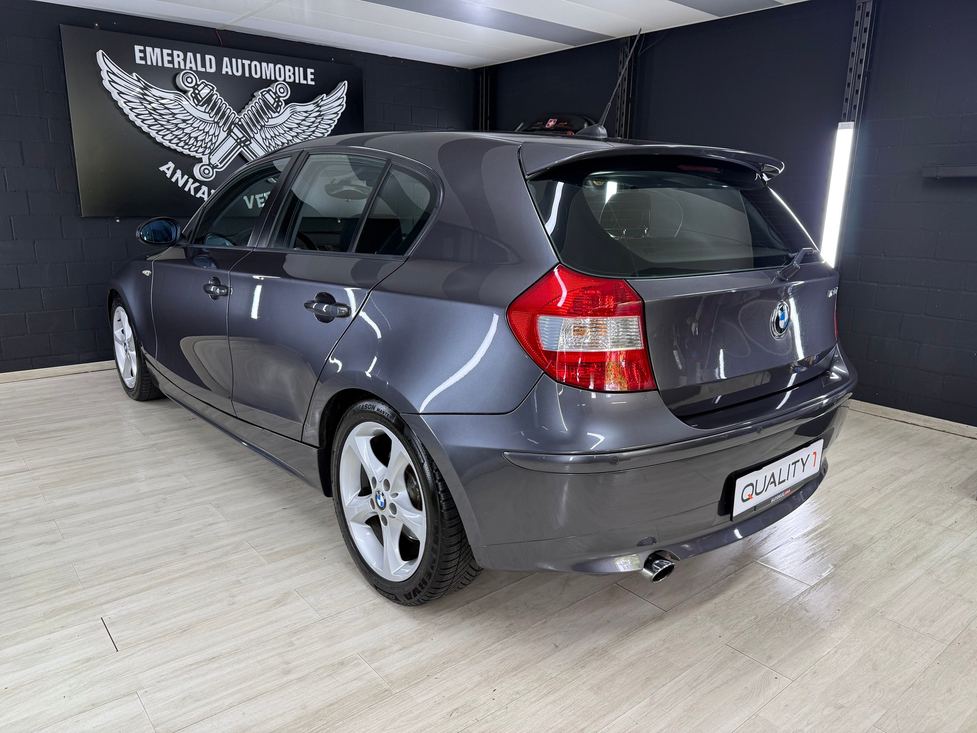BMW 120i-image-5