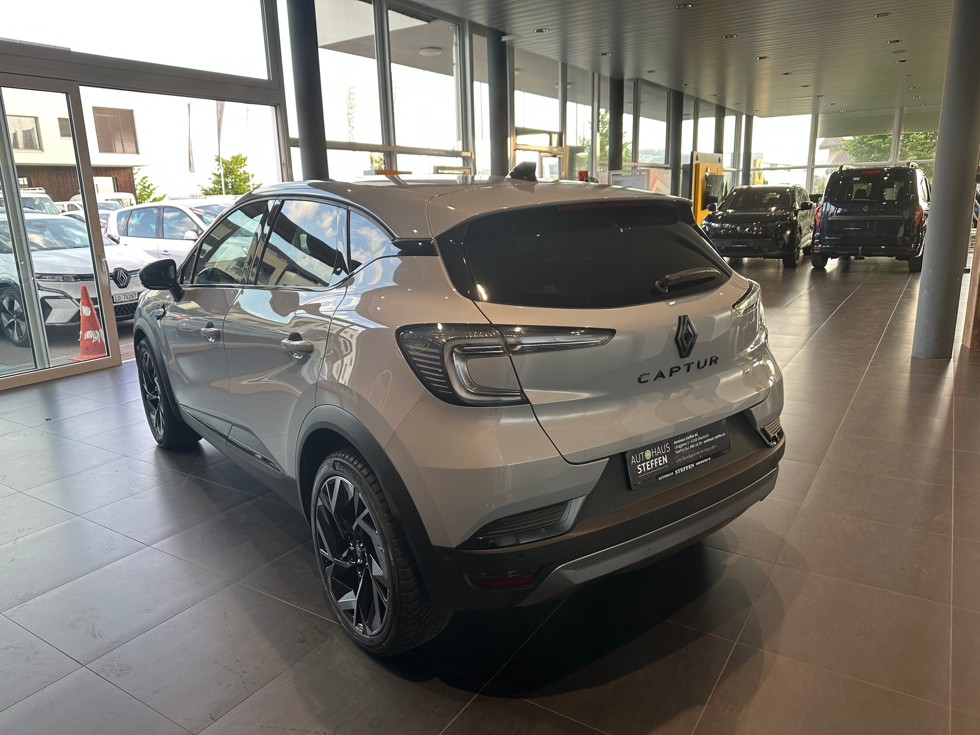 RENAULT Captur 1.3 TCe Esprit Alpine EDC-image-5