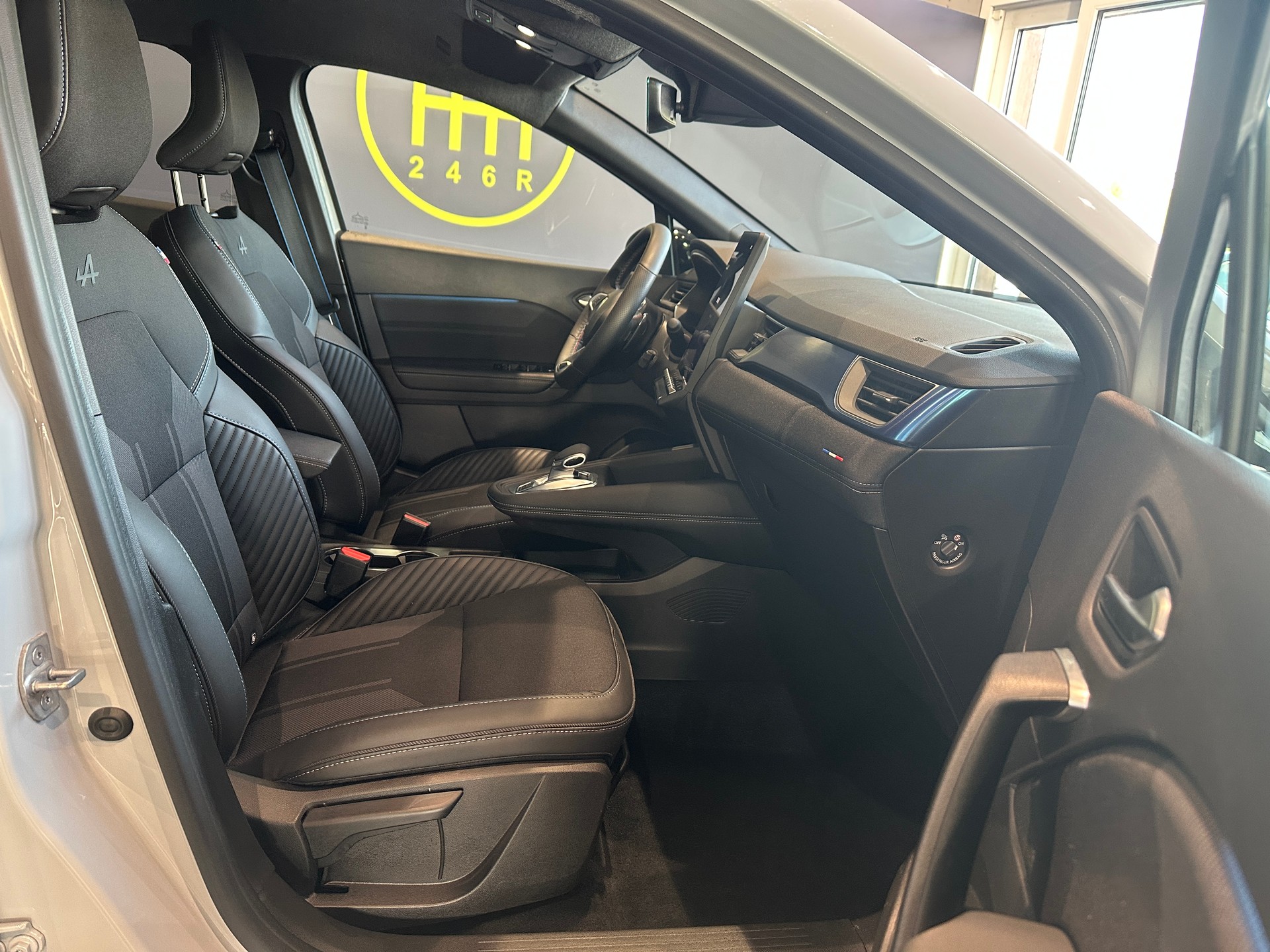 RENAULT Captur 1.3 TCe Esprit Alpine EDC-image-19