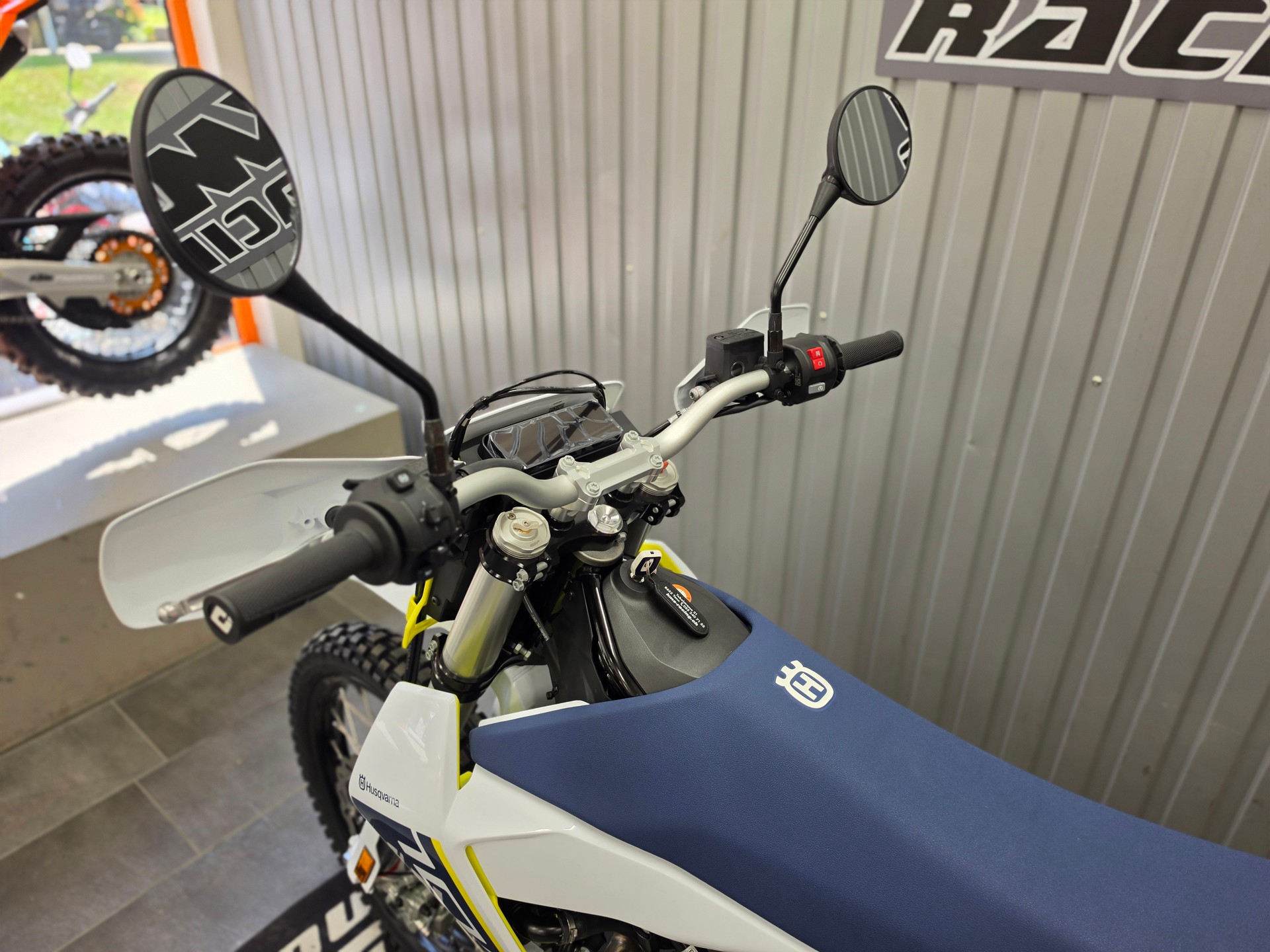 HUSQVARNA 701 Enduro-image-9