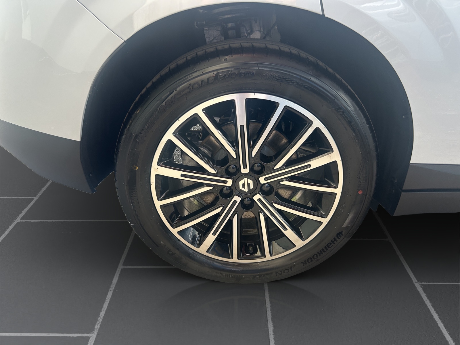LEAPMOTOR B10 1.5 Hybrid EV-image-9