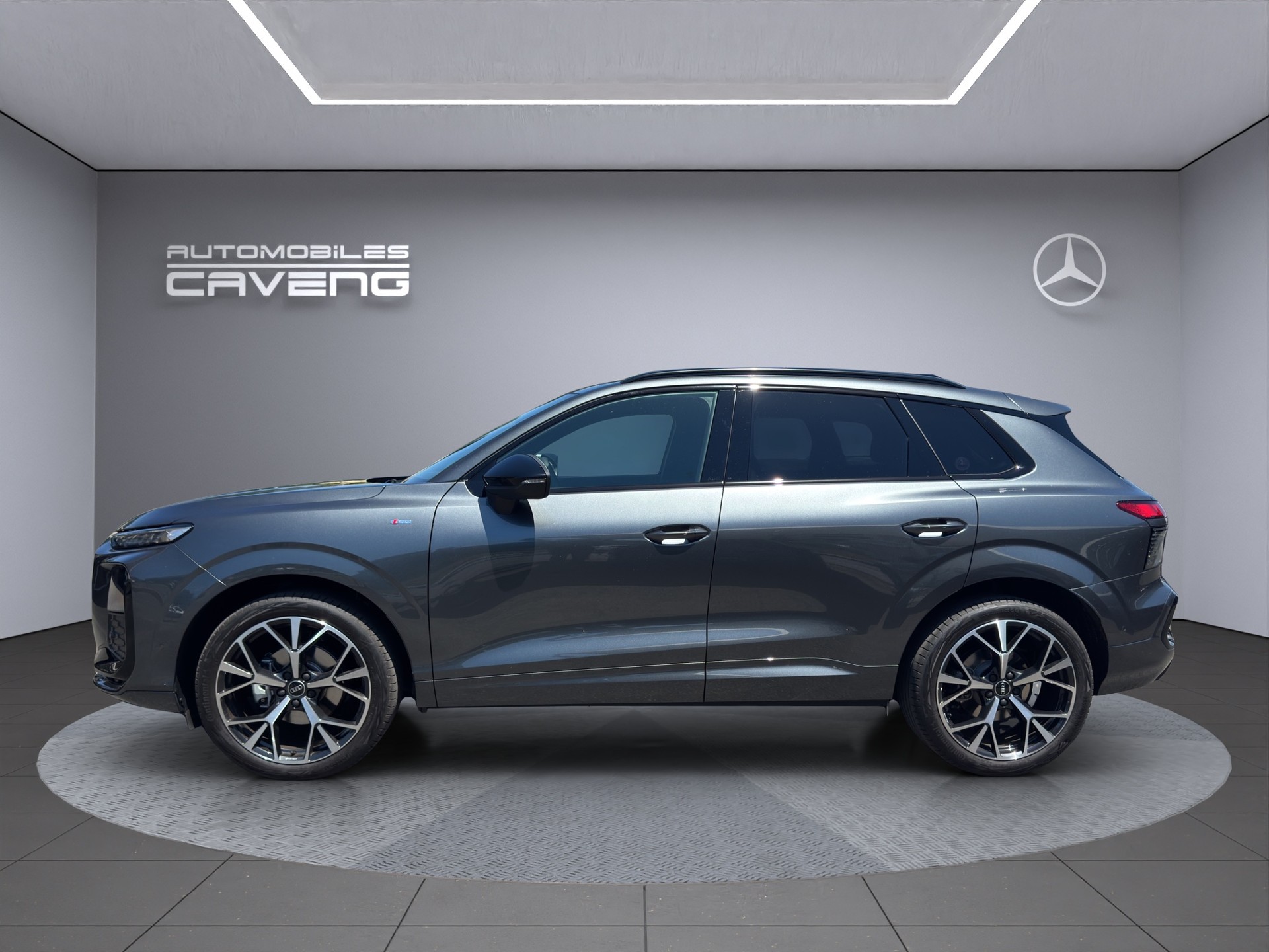 AUDI Q3 SUV 110 kW TFSI S Line S tronic-image-1