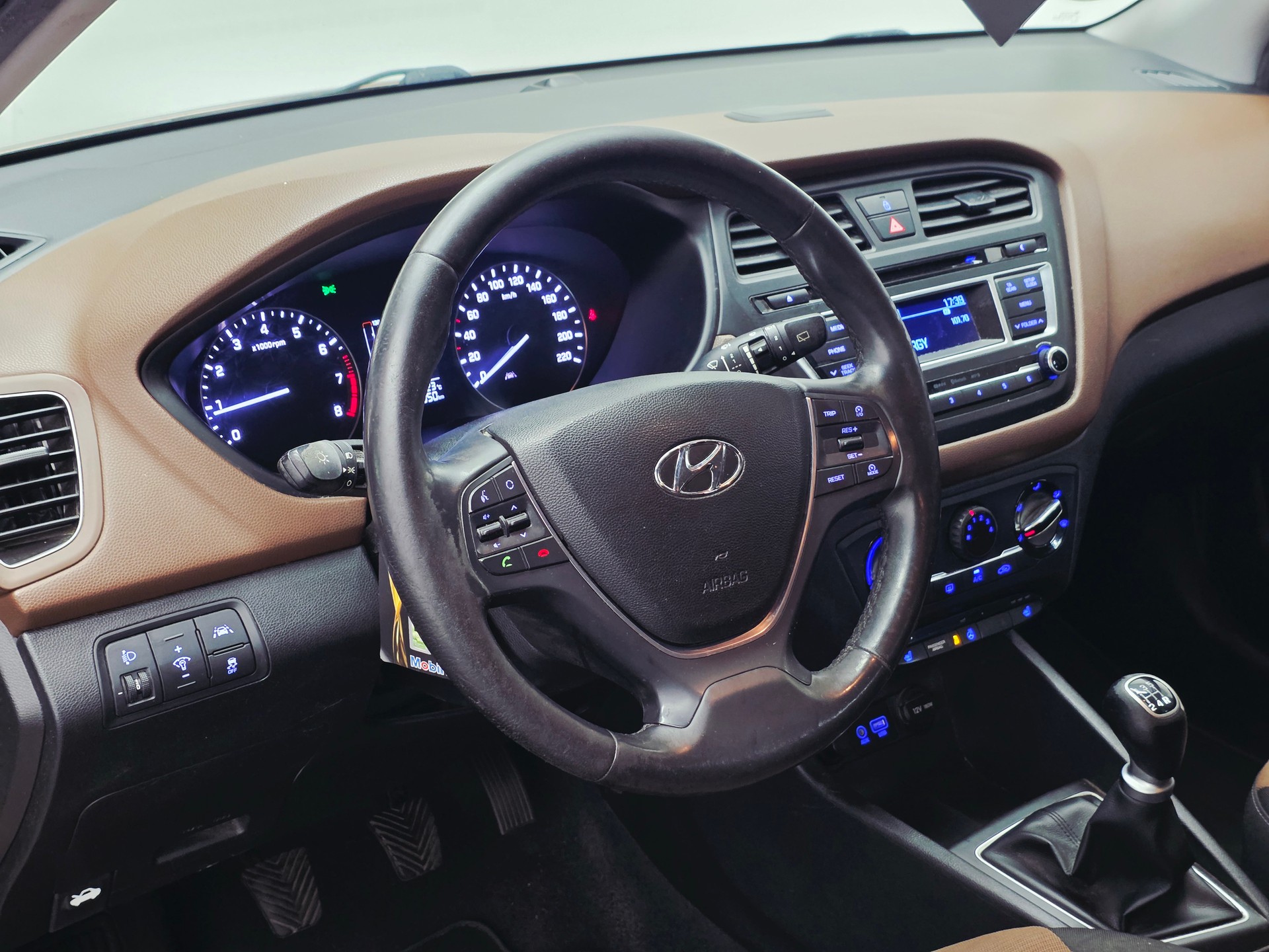HYUNDAI i20 1.2 Amplia*TOP AUSSTATTUNG*-image-8