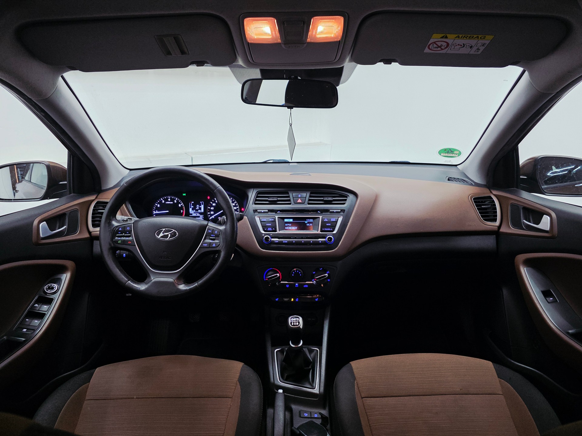 HYUNDAI i20 1.2 Amplia*TOP AUSSTATTUNG*-image-9