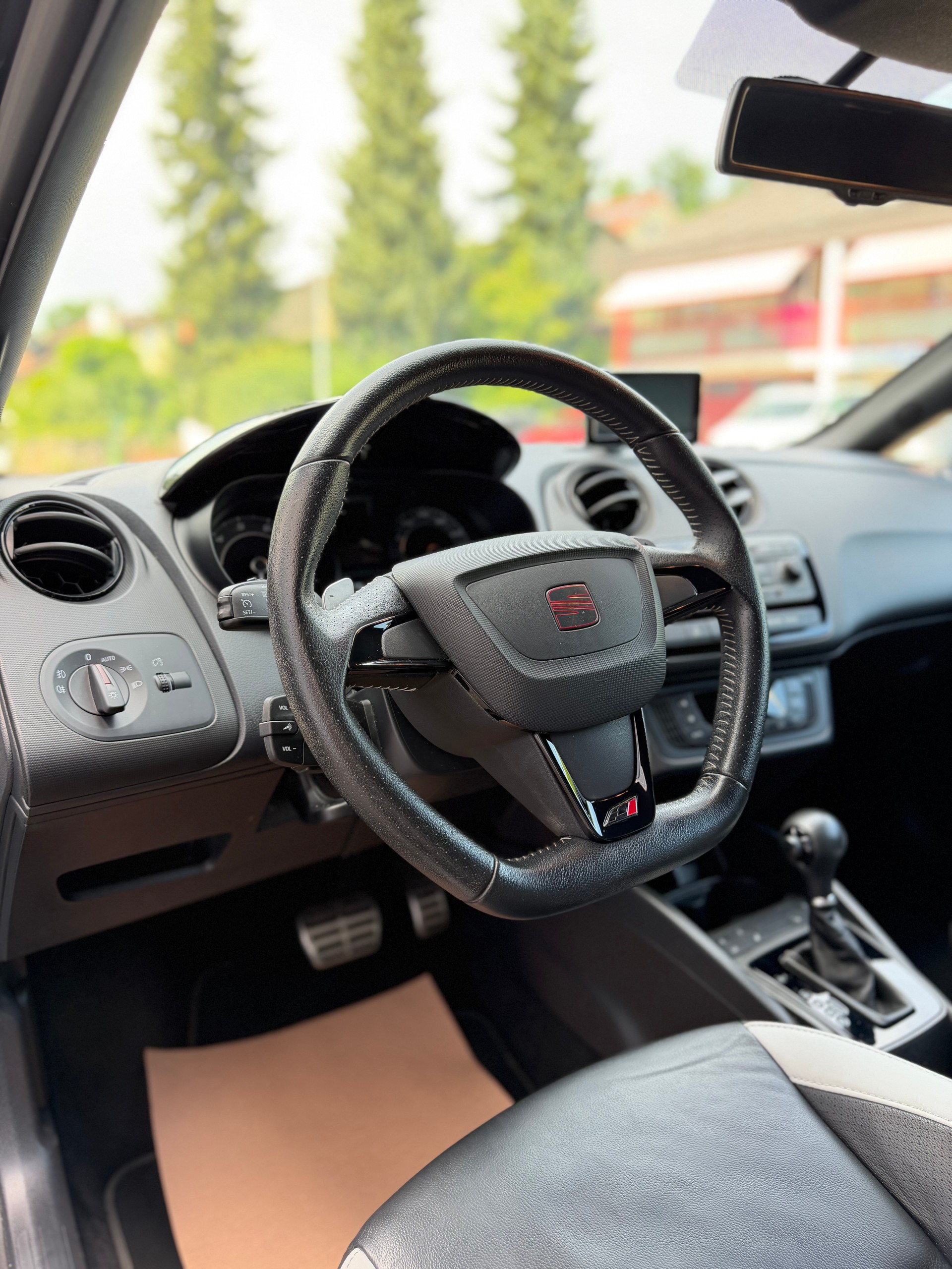 SEAT Ibiza SC 1.4 TSI Cupra DSG-image-4