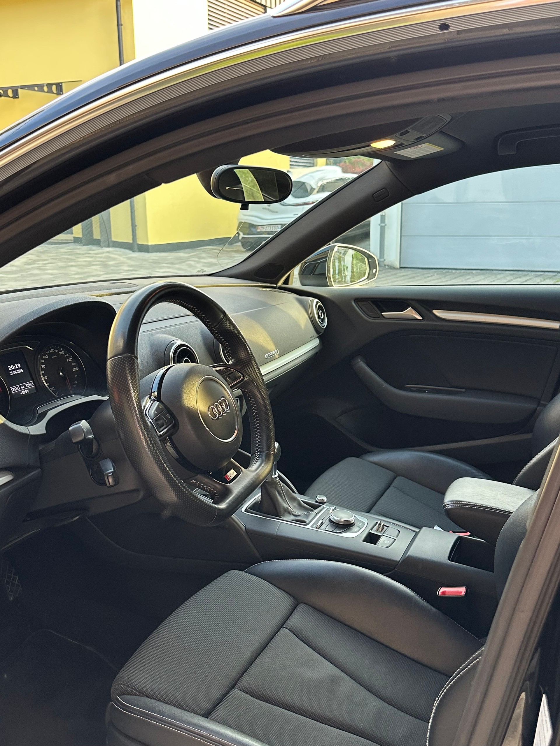 AUDI 2.0 TDI 150 quattro S-Line-image-4