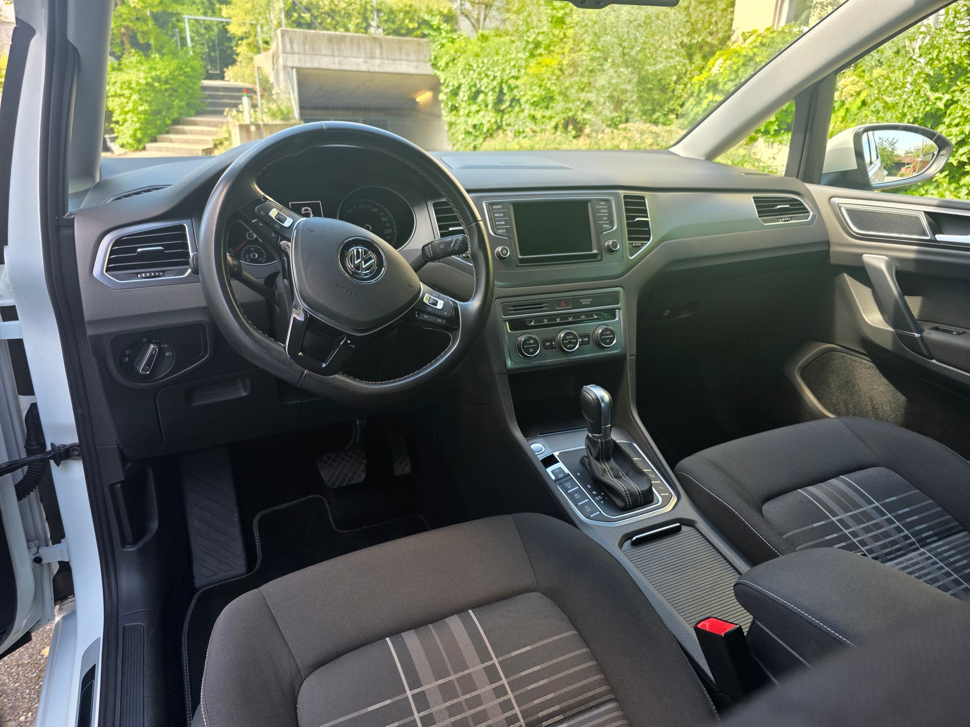 VW Golf Sportsvan 1.4 TSI Lounge DSG-image-9