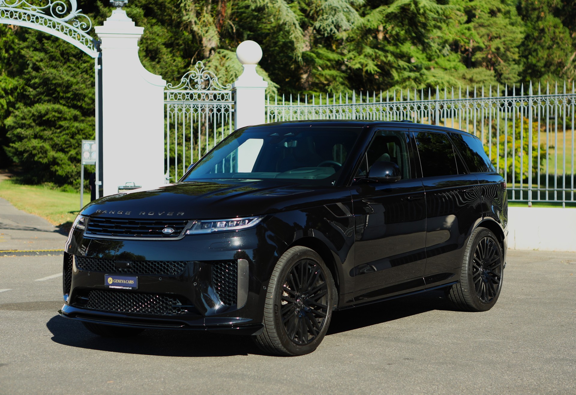 LAND ROVER Range Rover Sport P635 4.4 V8 SV Edition One-image-2