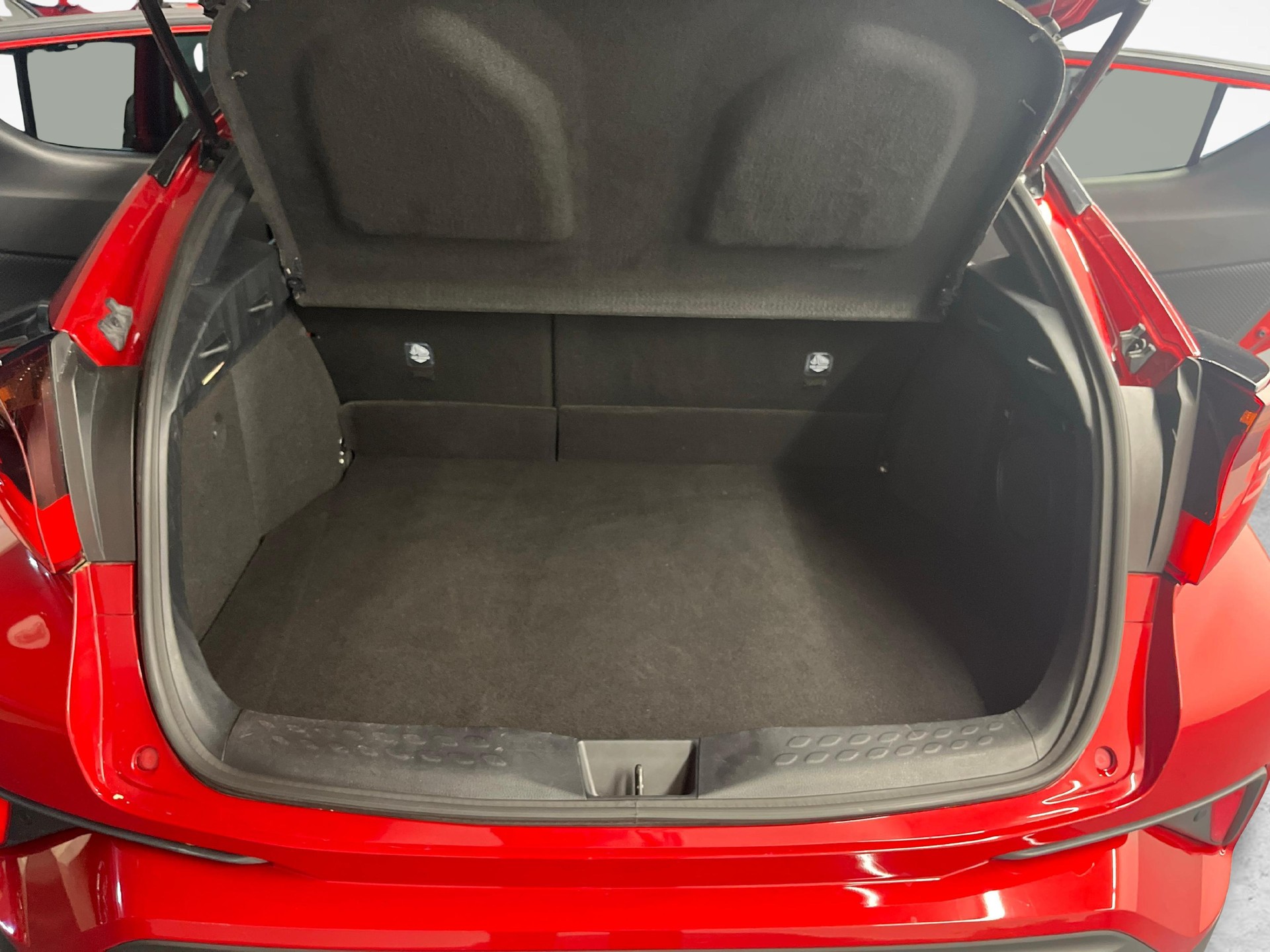TOYOTA C-HR 2.0 VVTi HSD Trend-image-11