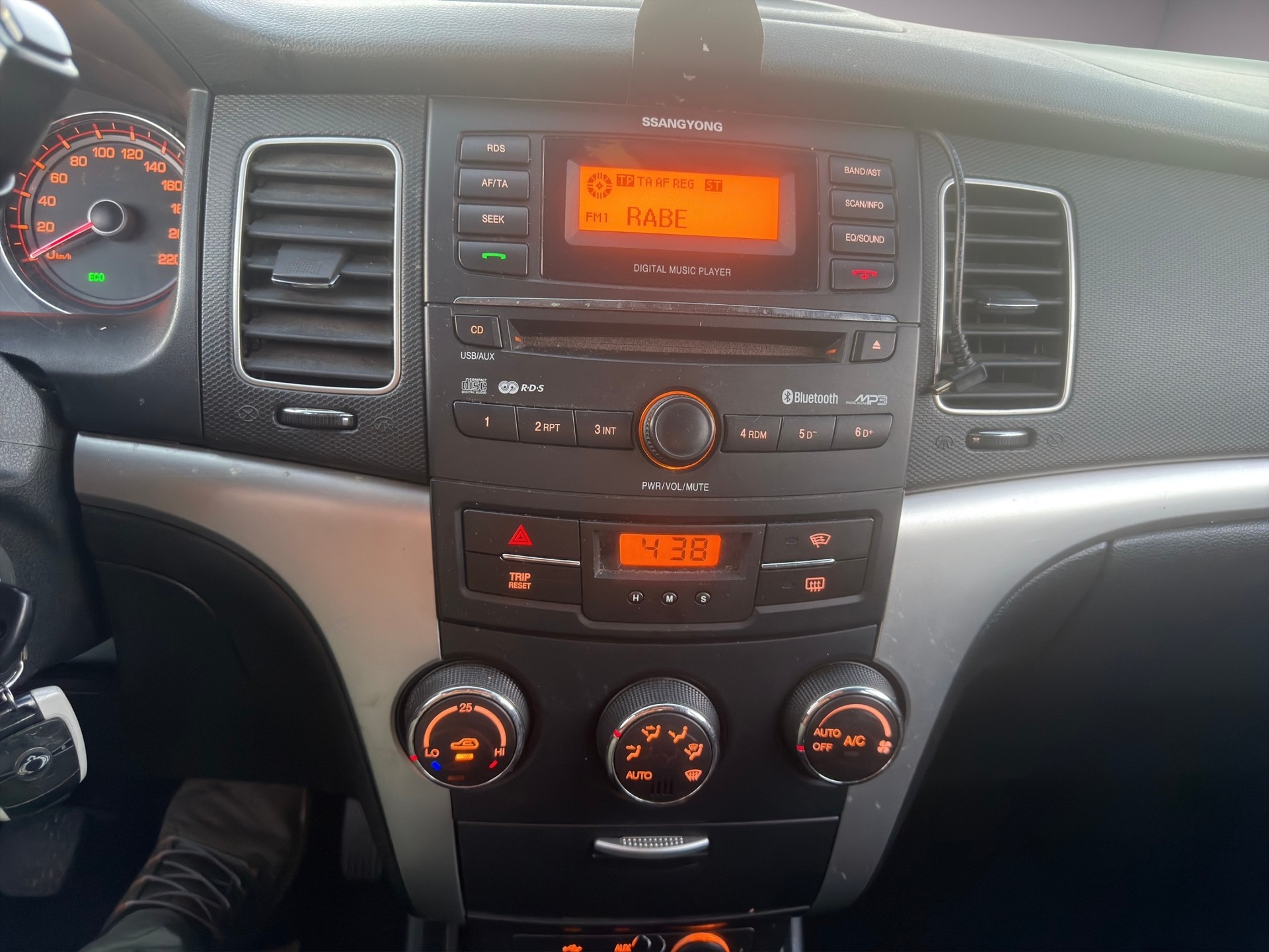 KGM-SsangYong Korando 2.0 e-XDI Sapphire-image-13