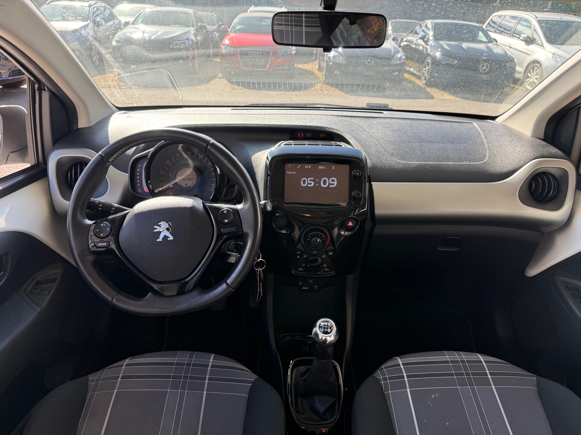 PEUGEOT 108 1.2 VTi Allure-image-9