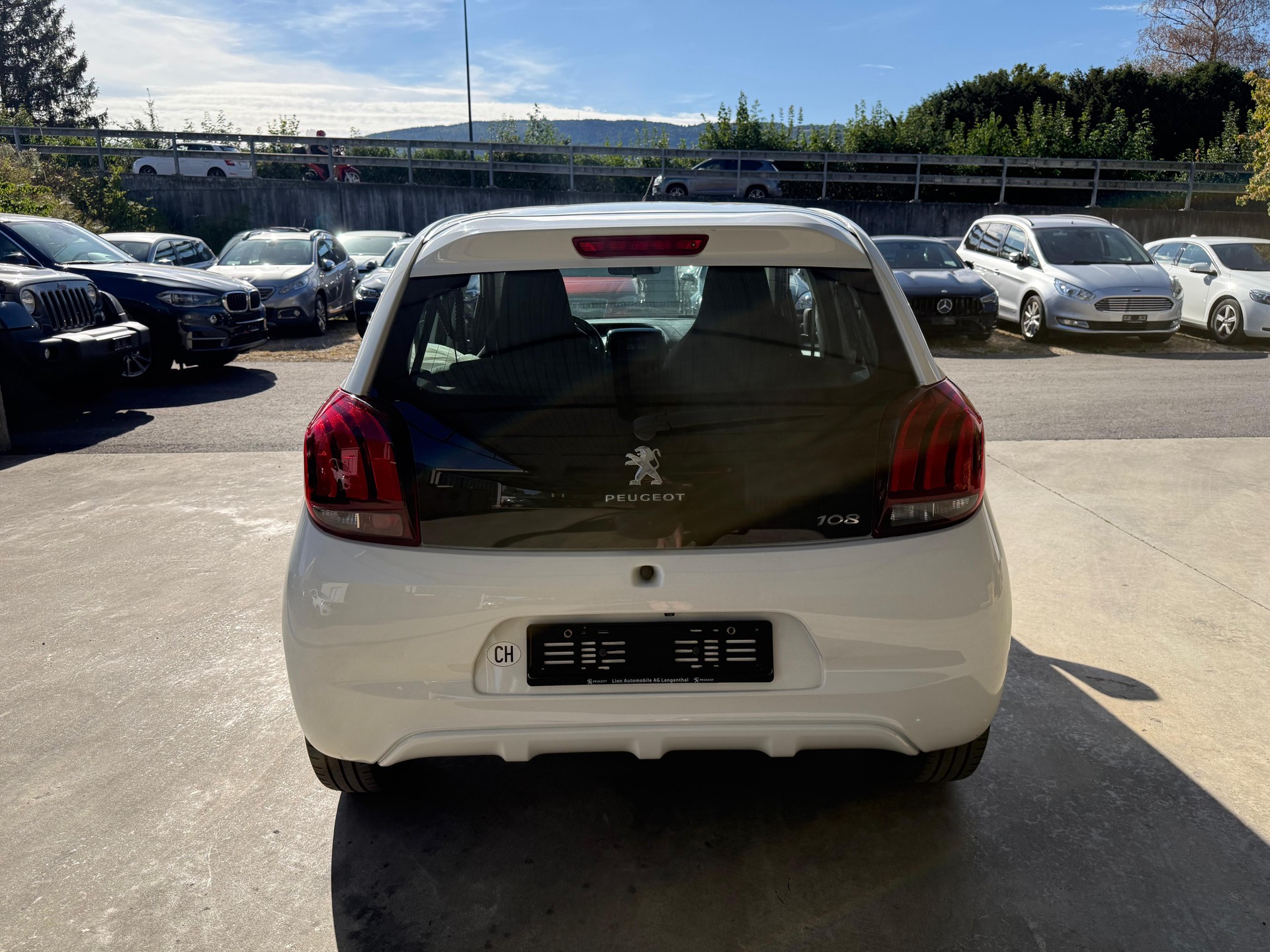 PEUGEOT 108 1.2 VTi Allure-image-2