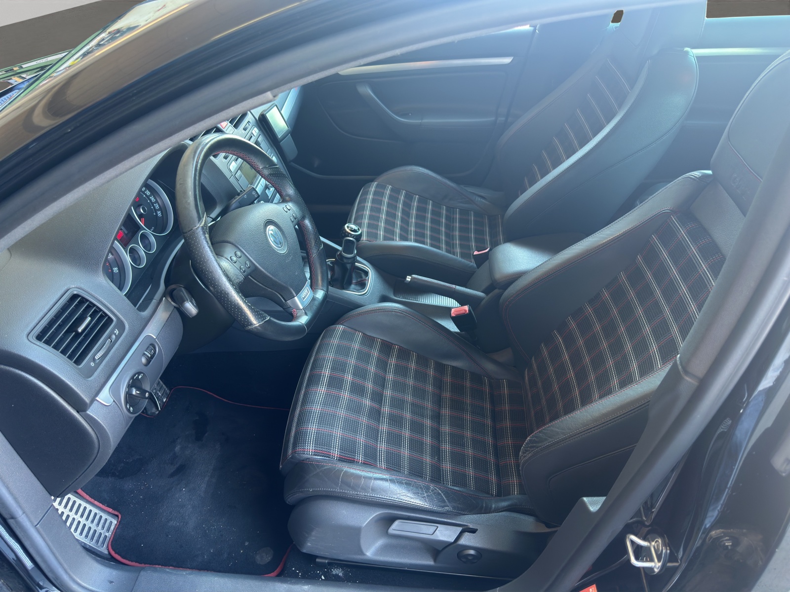 VW Golf 2.0 TFSI GTI Edition 30-image-8