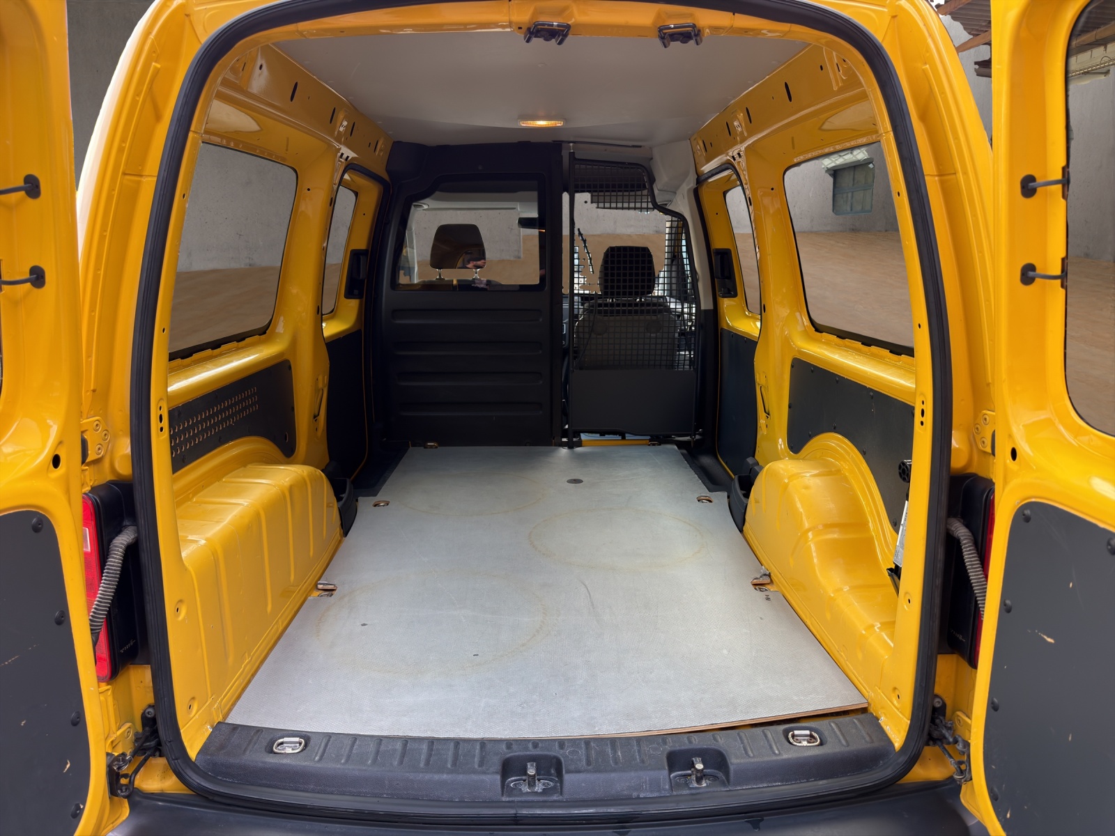 VW Caddy Maxi 1.0TSI BlueMotion Technology-image-13