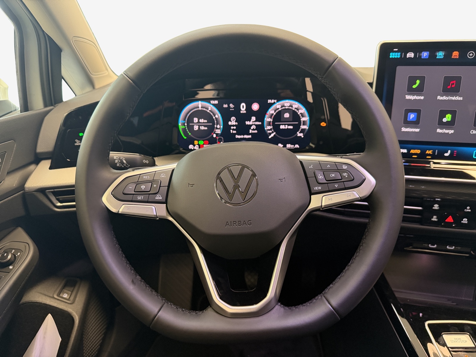 VW Golf 1.5 TSI PHEV Style-image-9