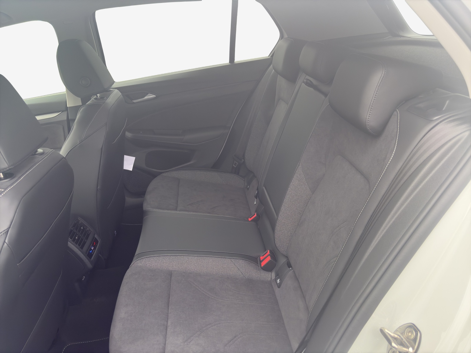 VW Golf 1.5 TSI PHEV Style-image-8