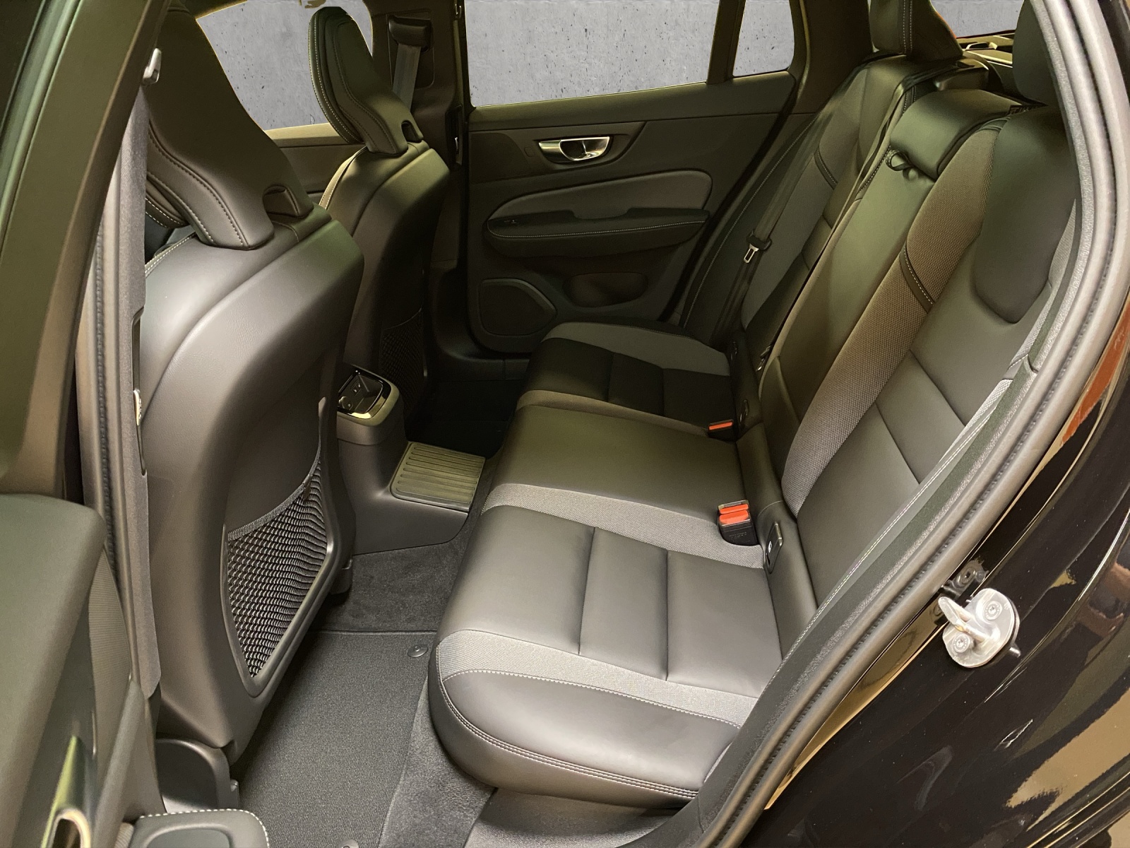 VOLVO V60 2.0 T6 TE Ultra Dark eAWD-image-16