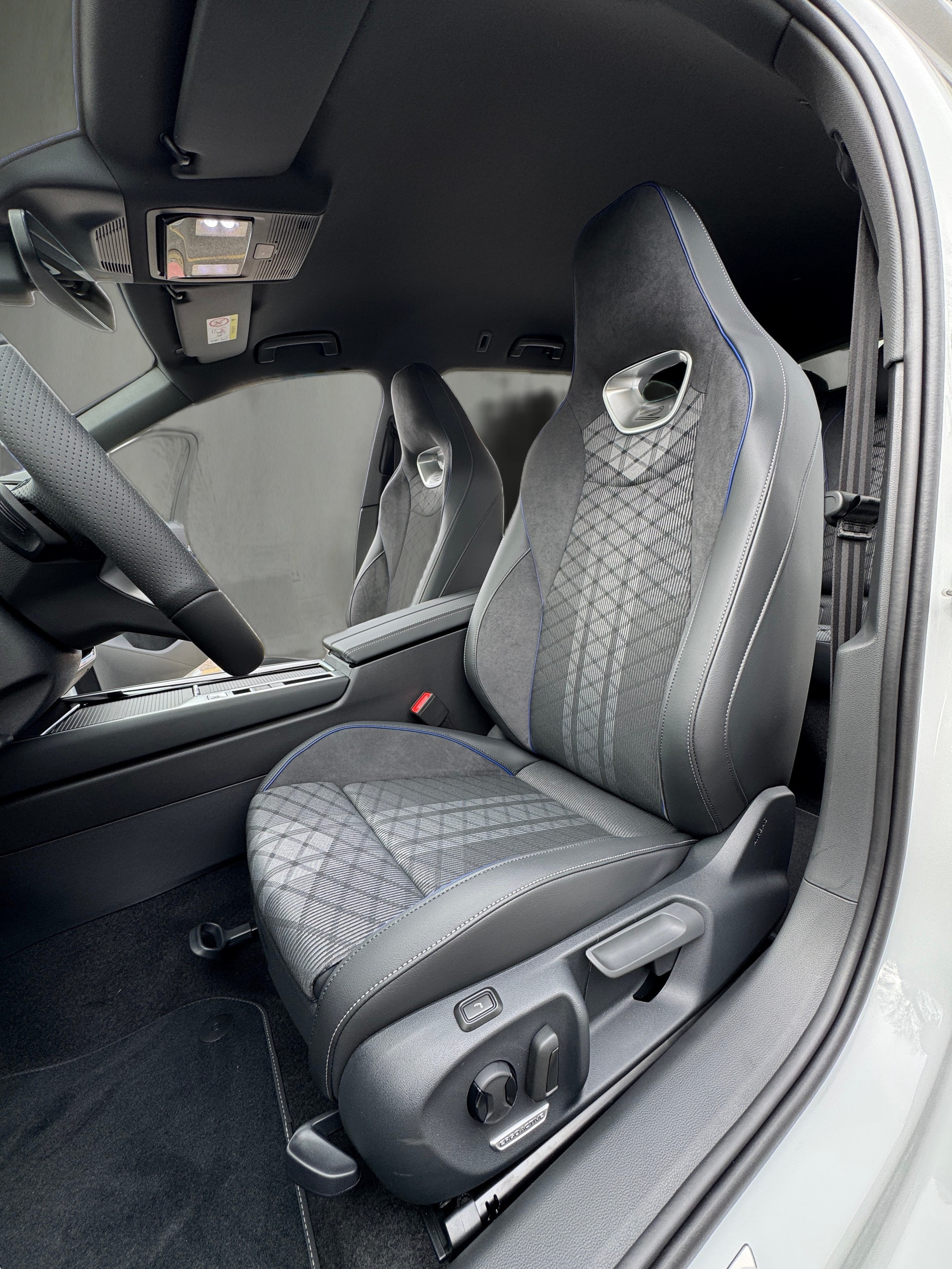 VW Passat Variant 1.5 TSI evo2 Plug-In- Hybrid R-Line DSG-image-11