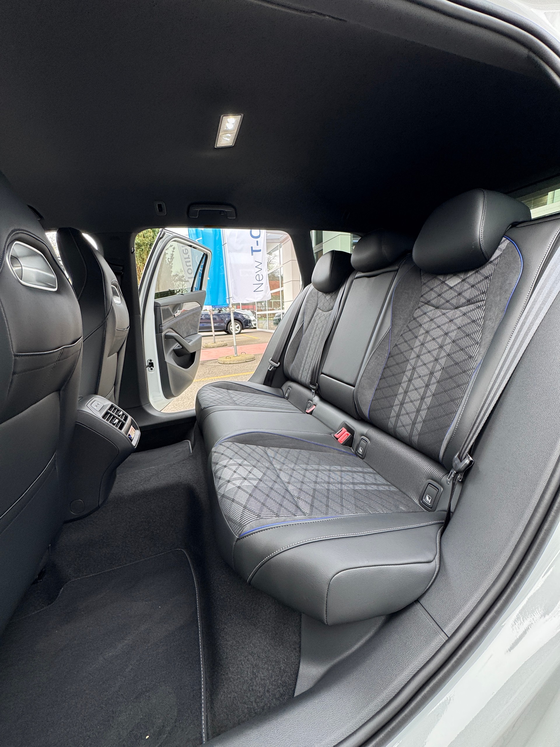 VW Passat Variant 1.5 TSI evo2 Plug-In- Hybrid R-Line DSG-image-12