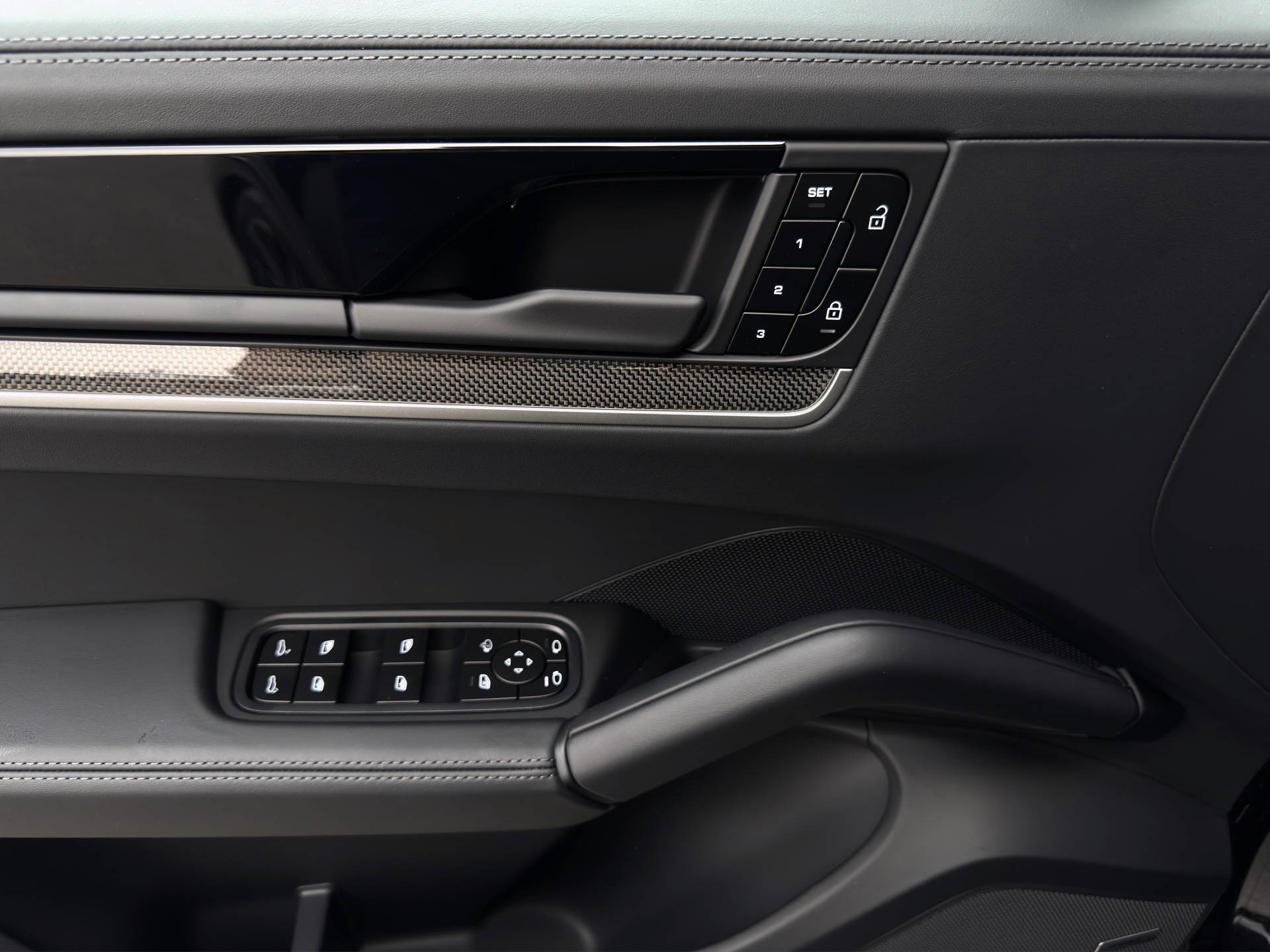 PORSCHE Cayenne Black Edition-image-10