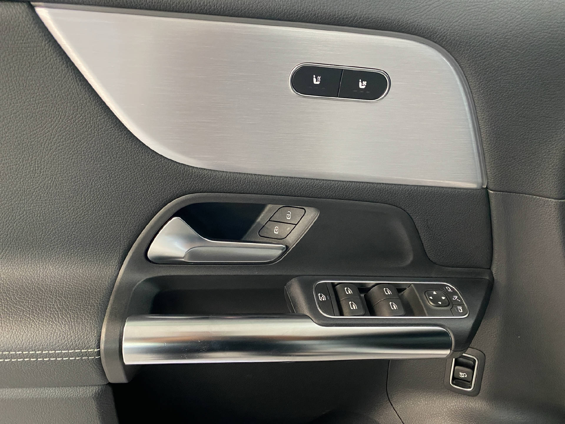 MERCEDES-BENZ EQA 250 AMG Line-image-11