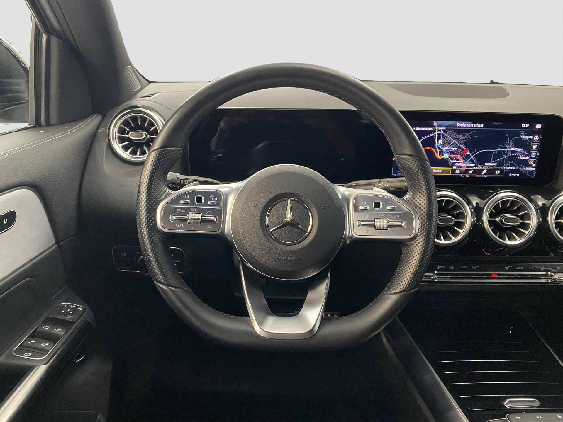 MERCEDES-BENZ EQA 250 AMG Line-image-8