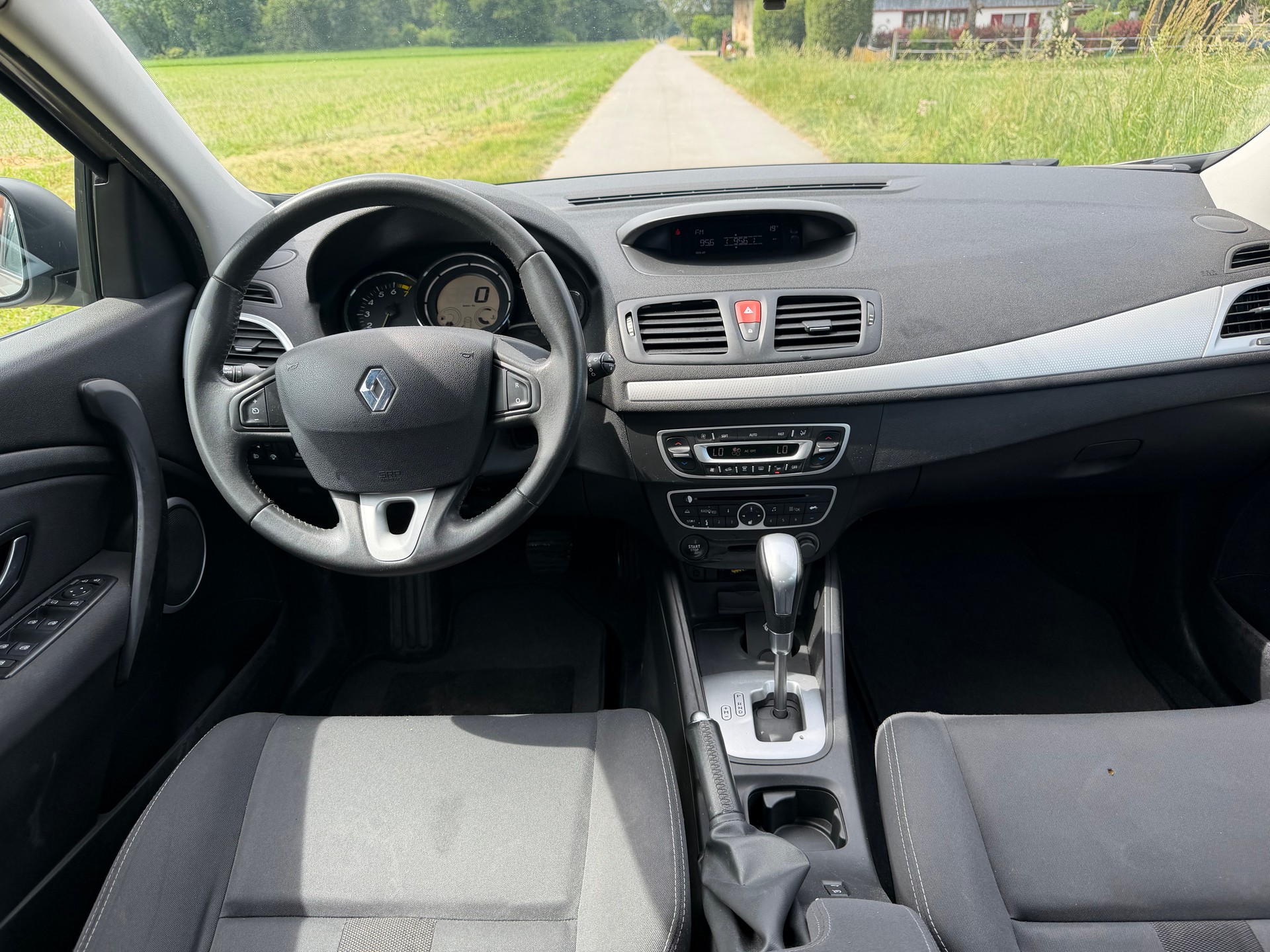 RENAULT Mégane 2.0 16V Expression CVT-image-6