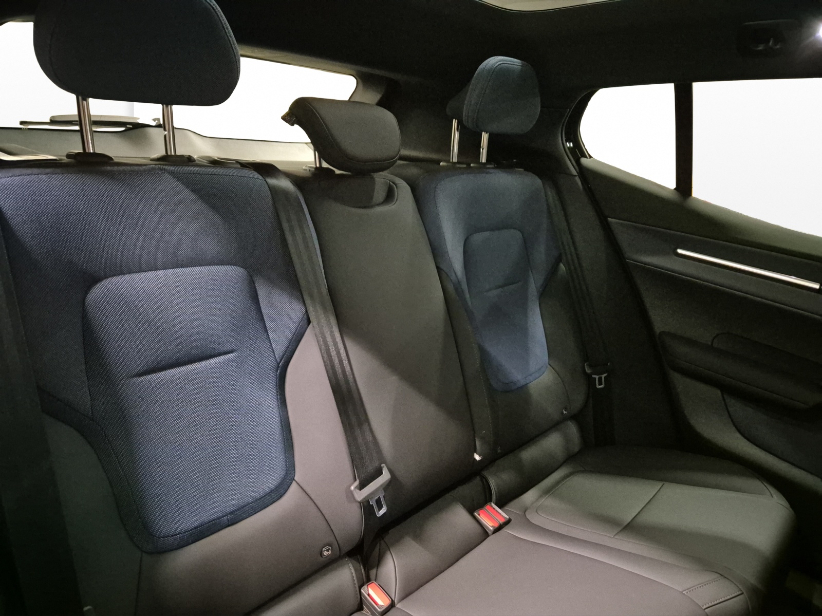 VOLVO EX30 P8 Ultra XCENTRIC Black Edition AWD-image-16