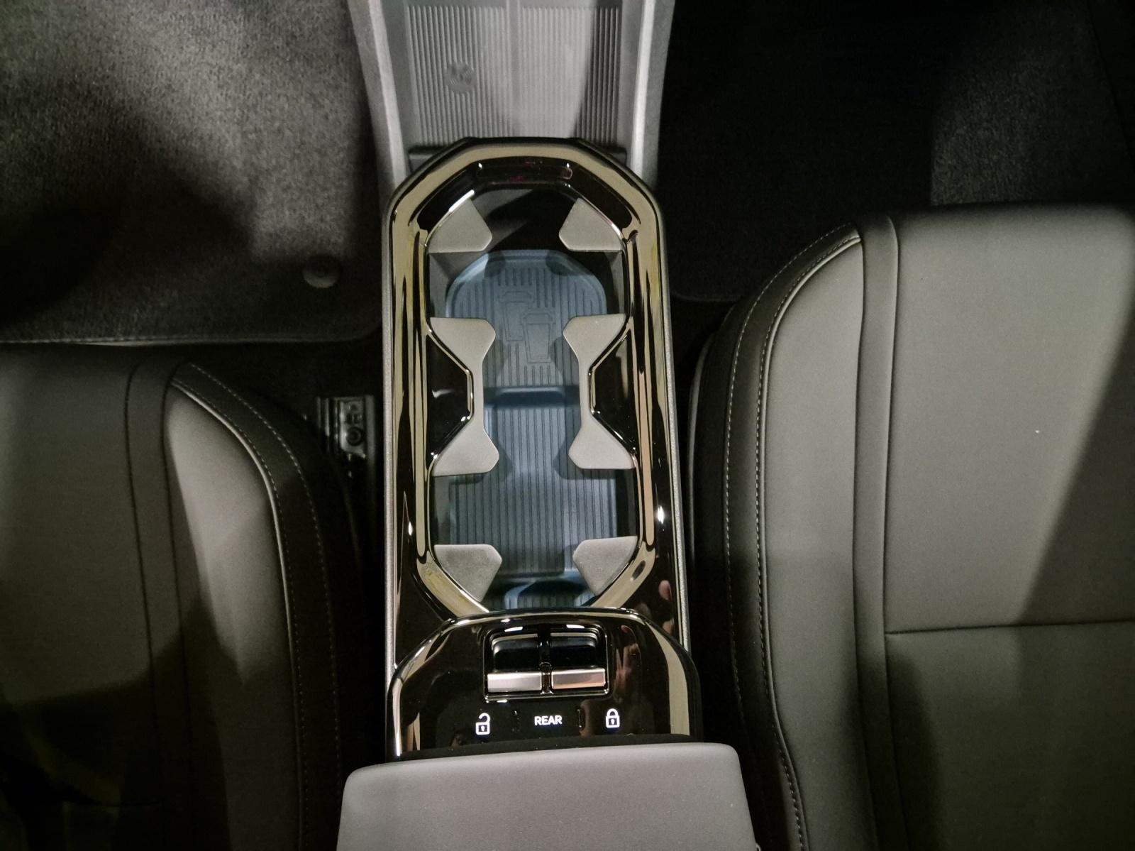 VOLVO EX30 P8 Ultra XCENTRIC Black Edition AWD-image-13