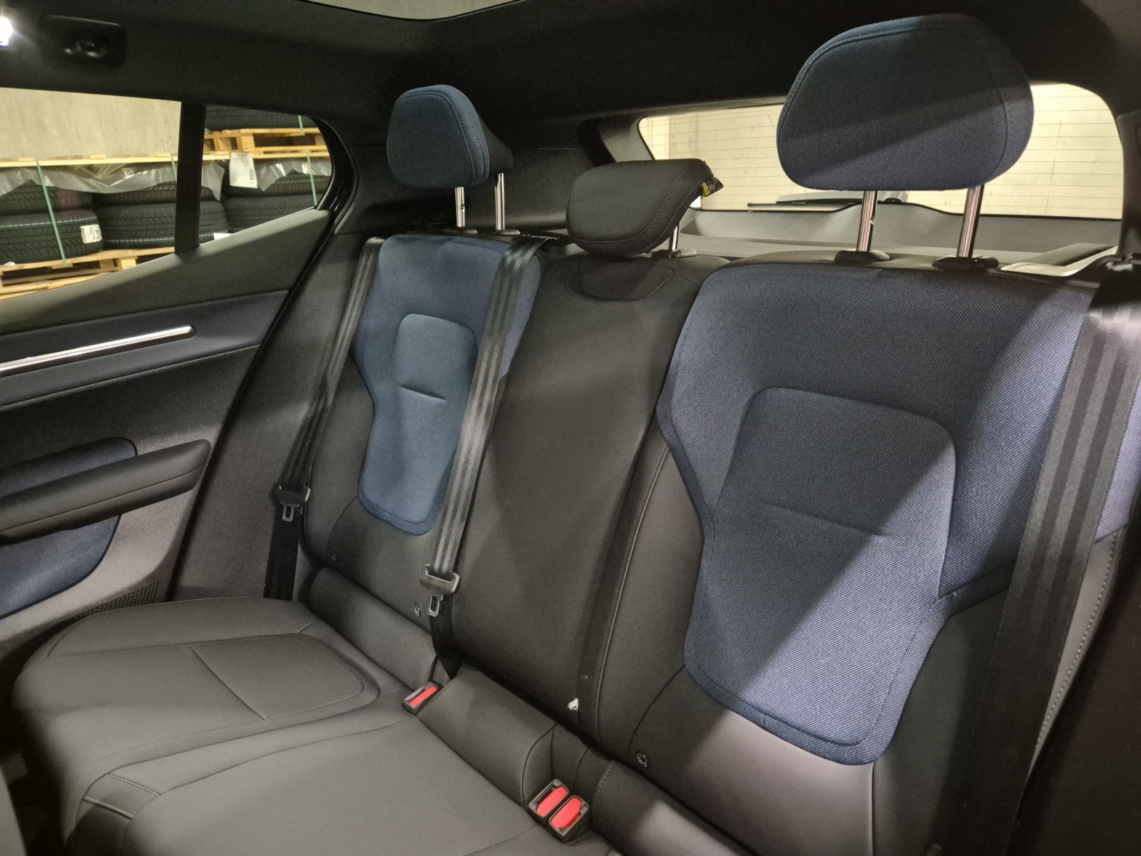 VOLVO EX30 P8 Ultra XCENTRIC Black Edition AWD-image-15