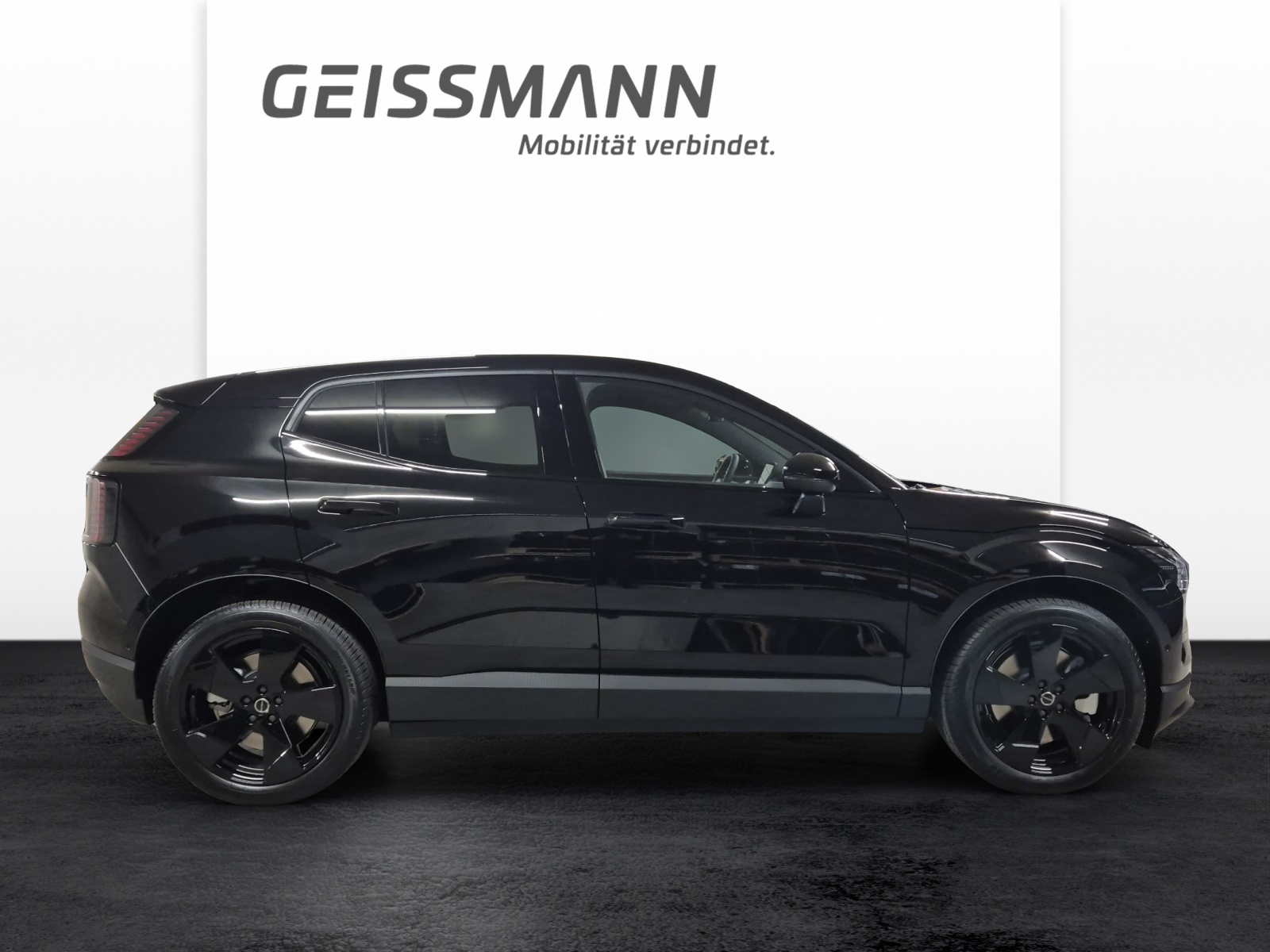 VOLVO EX30 P8 Ultra XCENTRIC Black Edition AWD-showroom-element-3