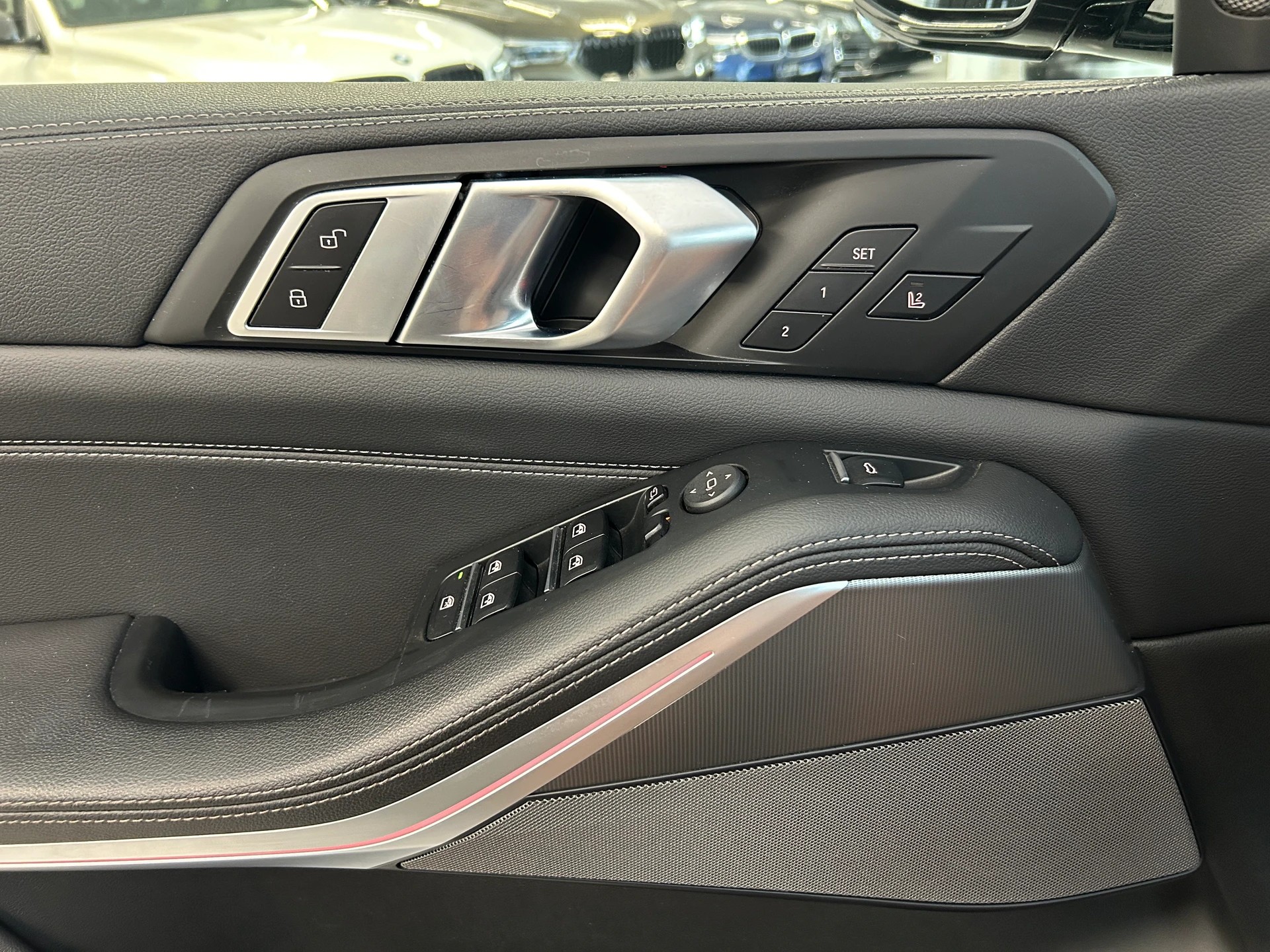 BMW X5 xDrive M50i Steptronic-image-13