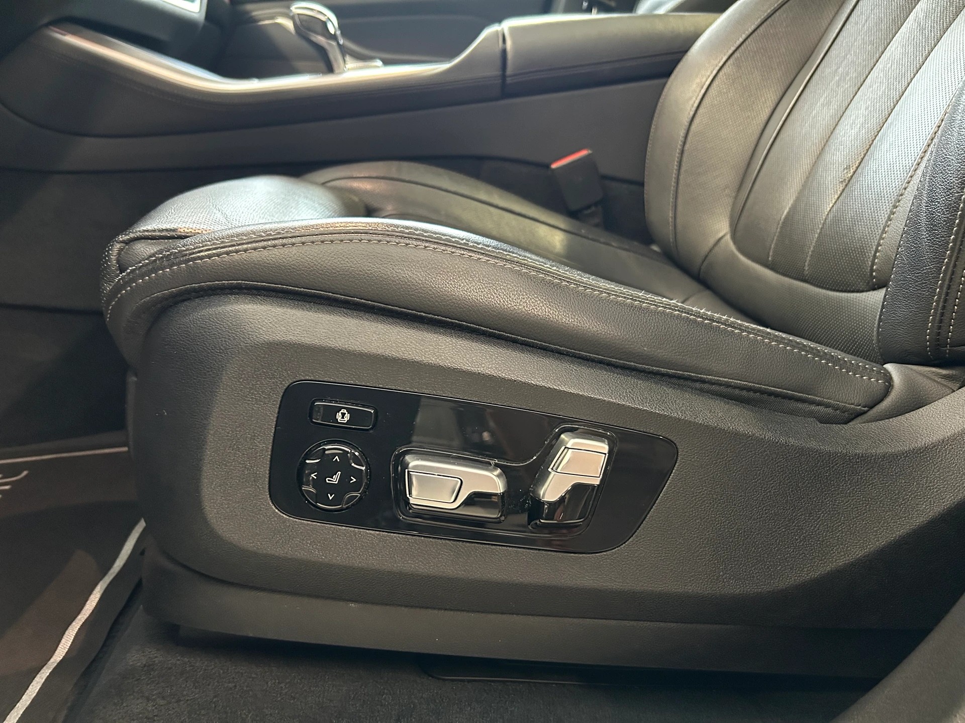 BMW X5 xDrive M50i Steptronic-image-16