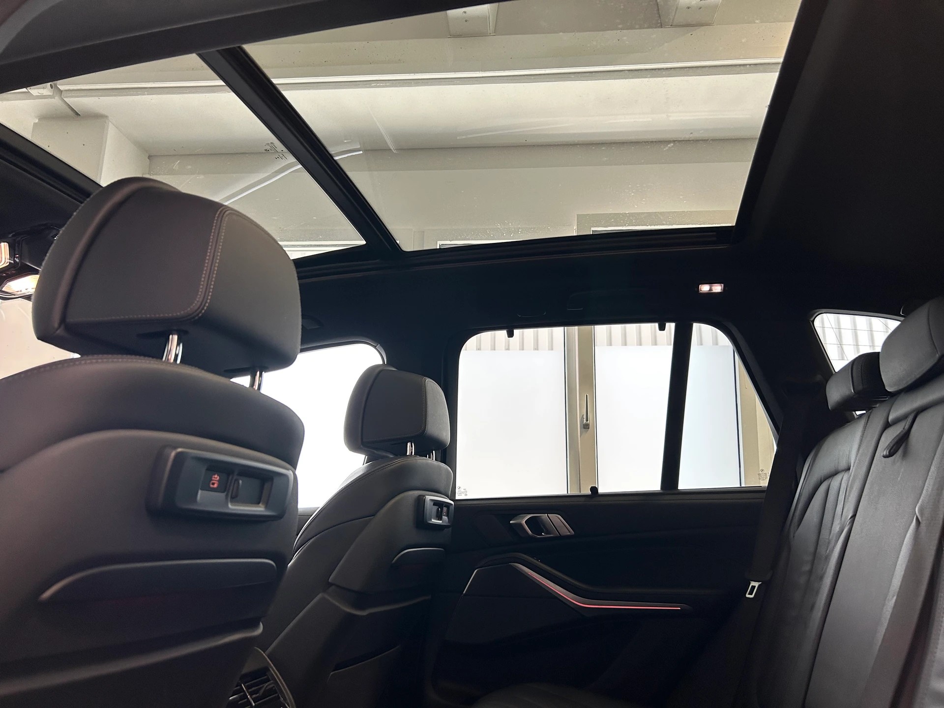 BMW X5 xDrive M50i Steptronic-image-24