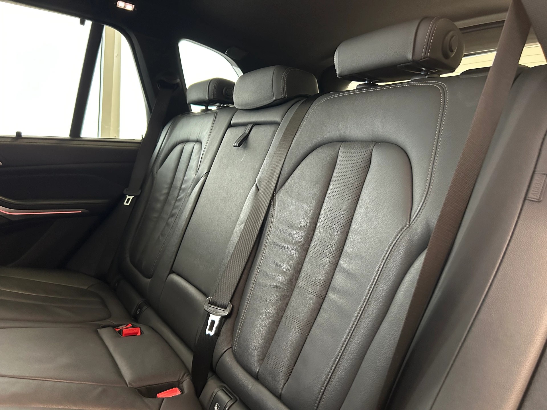 BMW X5 xDrive M50i Steptronic-image-23